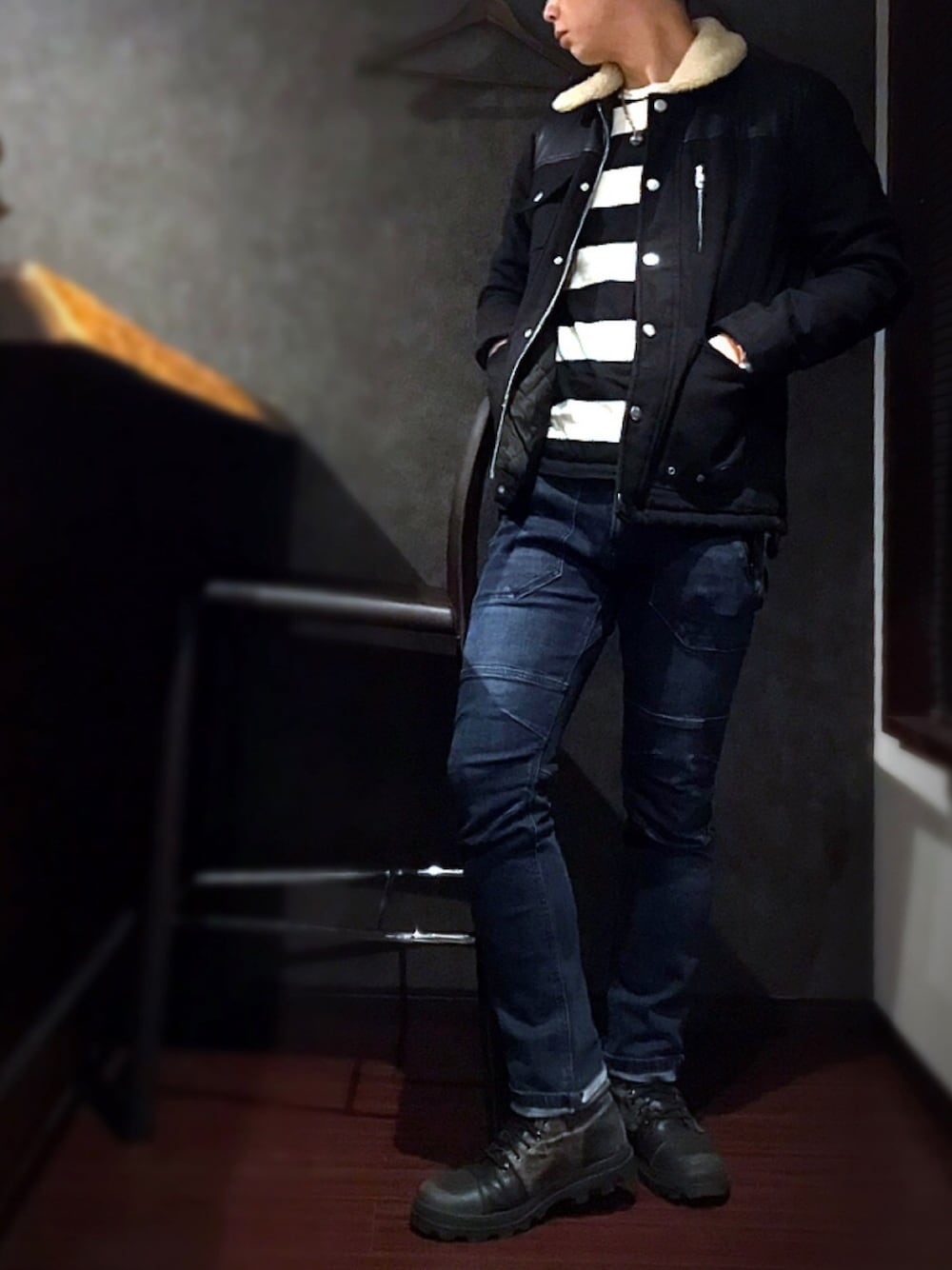 ブラック系のブーツ、ブルー系のデニムパンツ、ブラック系のTシャツ/カットソーを着用したメンズの秋コーディネートの1枚目の写真