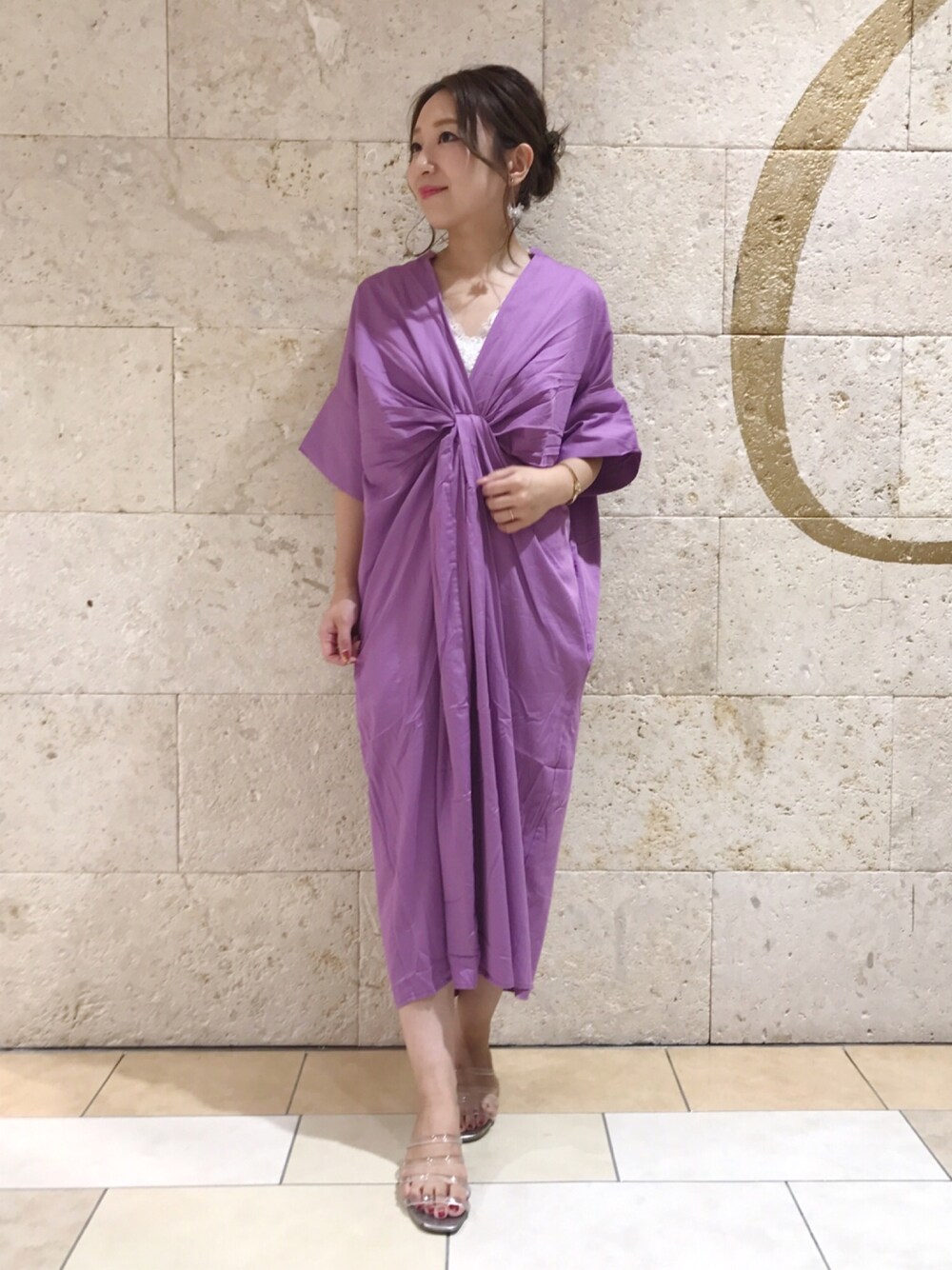 パープル系のワンピースを着用したレディースの夏コーディネートの1枚目の写真