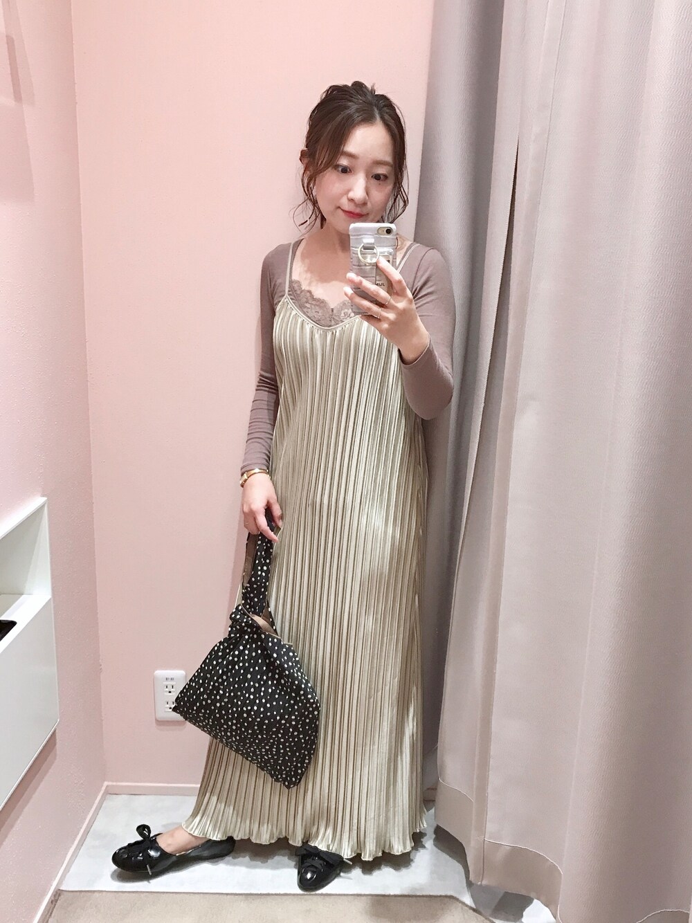 「休日コーデ、ベージュコーデ、低身長コーデ、大人ガーリー、ママファッション、ビジュリィ、キャミワンピ、リラックスコーデ、おしゃれさんと繋がりたい、楽チンコーデ」｜「bijorieのプリーツサテン／ワンピース（ワンピース、ベージュ系）」を使った、★suzuyukiさん（レディース・151cm）の秋コーディネートの1枚目の写真