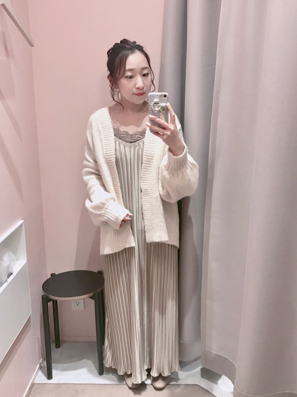 「低身長、オーバーサイズ、休日スタイル、ワンピース、ビジュリィ、サテンプリーツスカート、ルームウェア、ルームウェアからのお外にも出れちゃうコーデ、ワンマイルウェア、部屋着」｜「bijorieのゆるニットカーディガン（カーディガン/ボレロ、ホワイト系）」を使った、★suzuyukiさん（レディース・151cm）の冬コーディネートの1枚目の写真