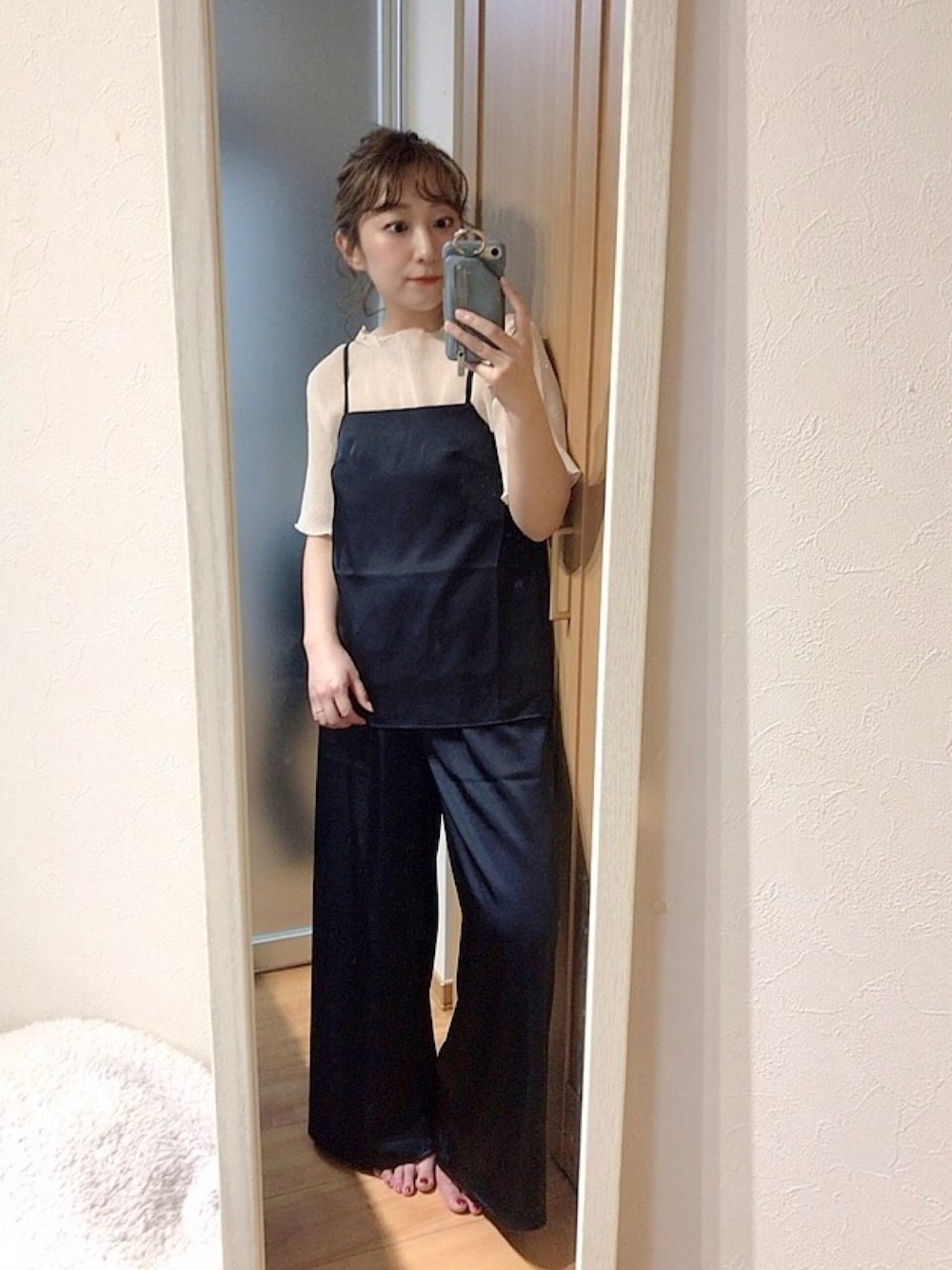 「大人カジュアル、低身長コーデ、カジュアルコーデ、ルームウェア、ルームウェアからのお外にも出れちゃうコーデ、おうちファッション、休日コーデ、ラクチンコーデ、シアートップス、ビジュリィ」｜「bijorieのサテンキャミ付きシアートップス／半袖（Tシャツ/カットソー、ブルー系）」を使った、★suzuyukiさん（レディース・151cm）の春コーディネートの1枚目の写真