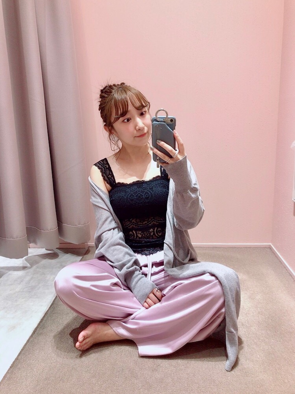「夏コーデ、大人カジュアル、シンプルコーデ、リラックススタイル、おうちファッション、ビジュリィ、サテンパンツ、ラベンダー、レースキャミソール、低身長」｜「bijorieのリネンポリエステルロングカーディガン（カーディガン/ボレロ、グレー系）」を使った、★suzuyukiさん（レディース・151cm）の夏コーディネートの1枚目の写真