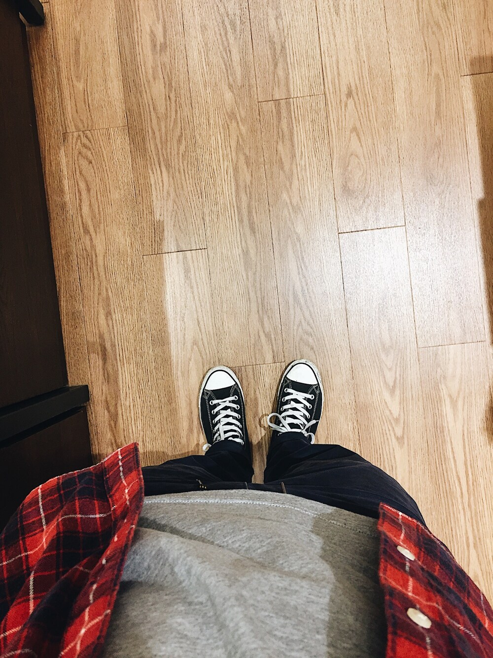 「CONVERSEのアイテム（シューズ、ブラック系）」を使った、weizhixuanさん（メンズ・174cm）の秋コーディネートの1枚目の写真