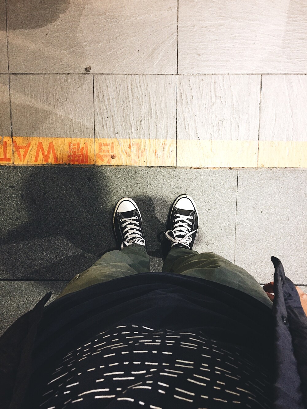 「CONVERSEのアイテム（シューズ、ブラック系）」を使った、weizhixuanさん（メンズ・174cm）の秋コーディネートの1枚目の写真
