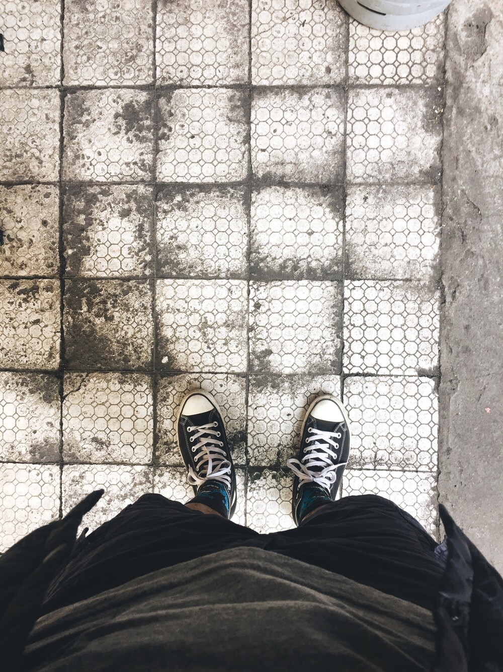 「stance socks」｜「CONVERSEのアイテム（その他シューズ、ブラック系）」を使った、weizhixuanさん（メンズ・174cm）の冬コーディネートの1枚目の写真