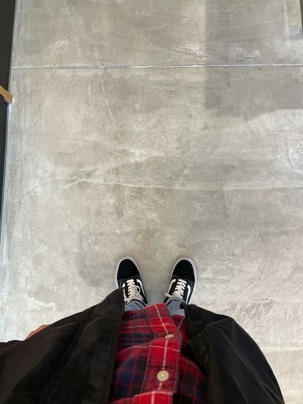 「VANS、MUJI、UNIQLO、sevenbridge」｜「VANSのアイテム（スニーカー、ブラック系）」を使った、weizhixuanさん（メンズ・174cm）の冬コーディネートの1枚目の写真