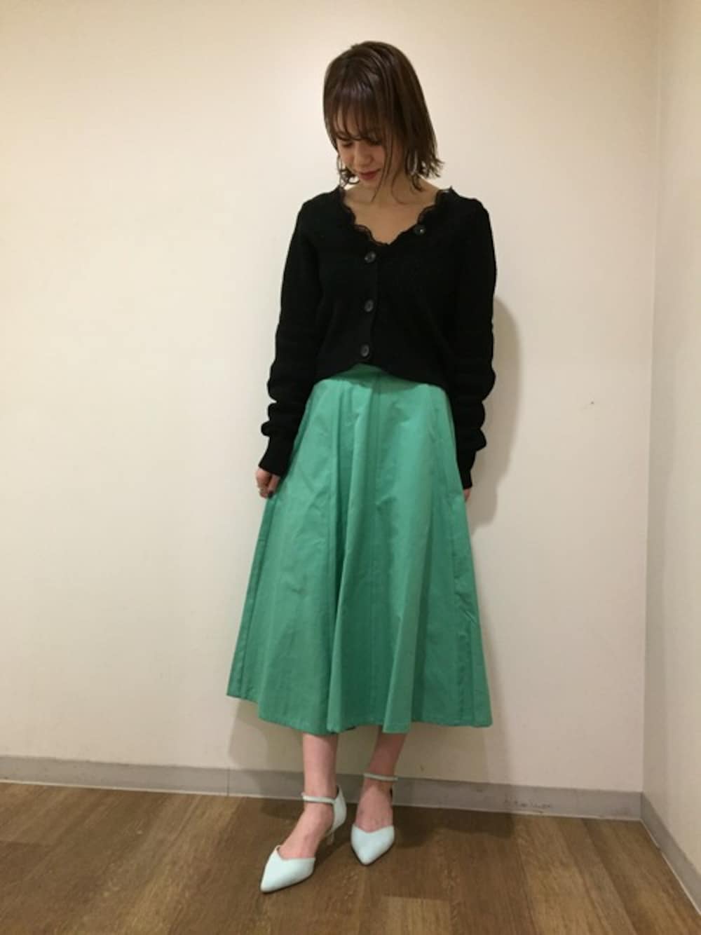 「カーディガン、ニット、フレアスカート、スカート、シンプル、大人カジュアル、アパートバイローリーズ、春コーデ、apartbylowrys、オトナカジュアル」｜「A part byの【洗濯機で洗える】5GCAラメ2WAYカーディガンLS 780417 （カーディガン/ボレロ、ブラック系）」を使った、キタマユさん（レディース・158cm）の冬コーディネートの1枚目の写真