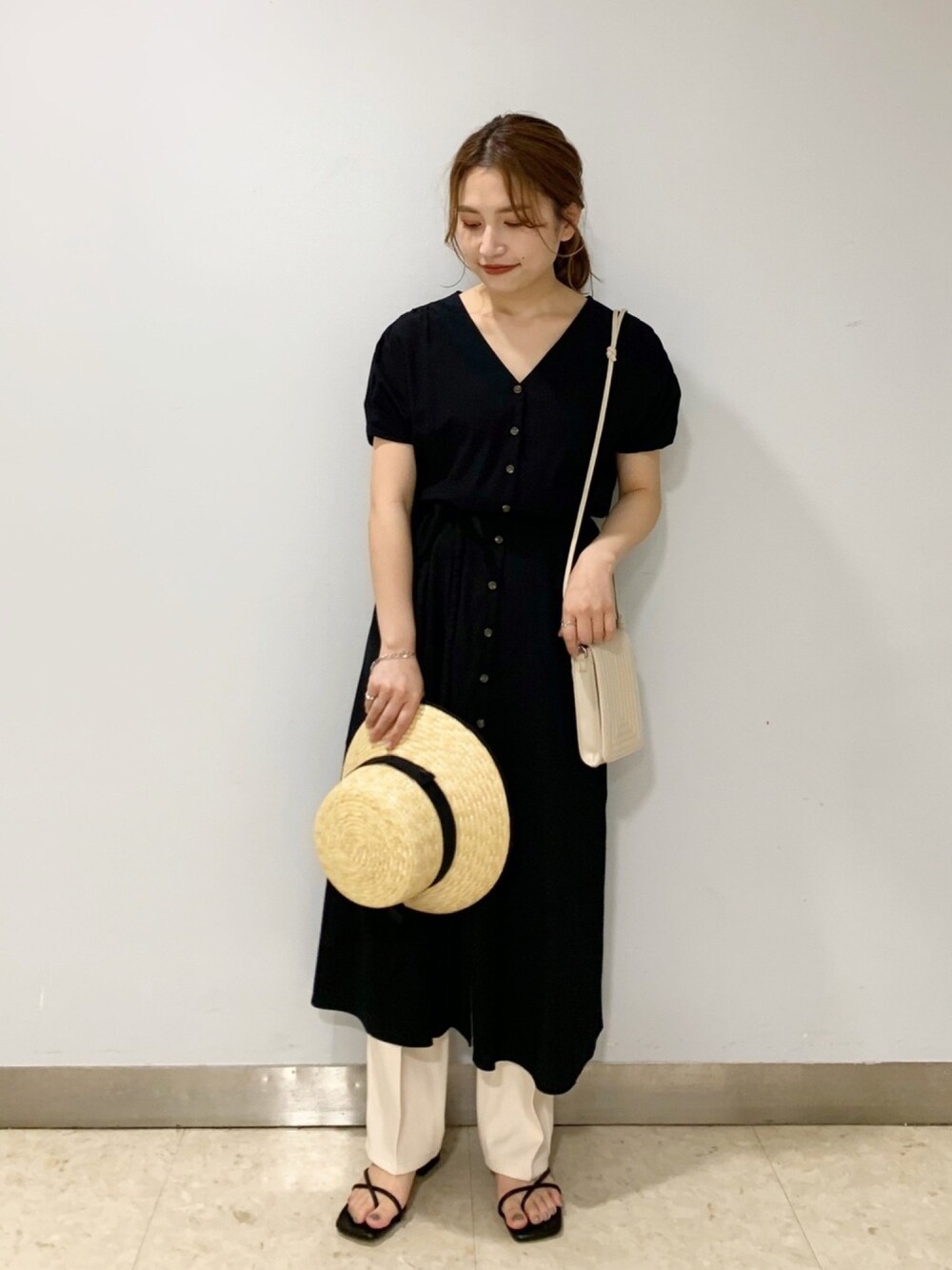 「アパートバイローリーズ、apartbylowrys、シンプルコーデ、きれいめカジュアル、夏コーデ、おしゃれさんと繋がりたい、オトナカジュアル、リラックススタイル、カジュアル、低身長」｜「A part byのRyNyギャザーボタンワンピース　938556（ワンピース、ブラック系）」を使った、キタマユさん（レディース・155cm）の春コーディネートの1枚目の写真