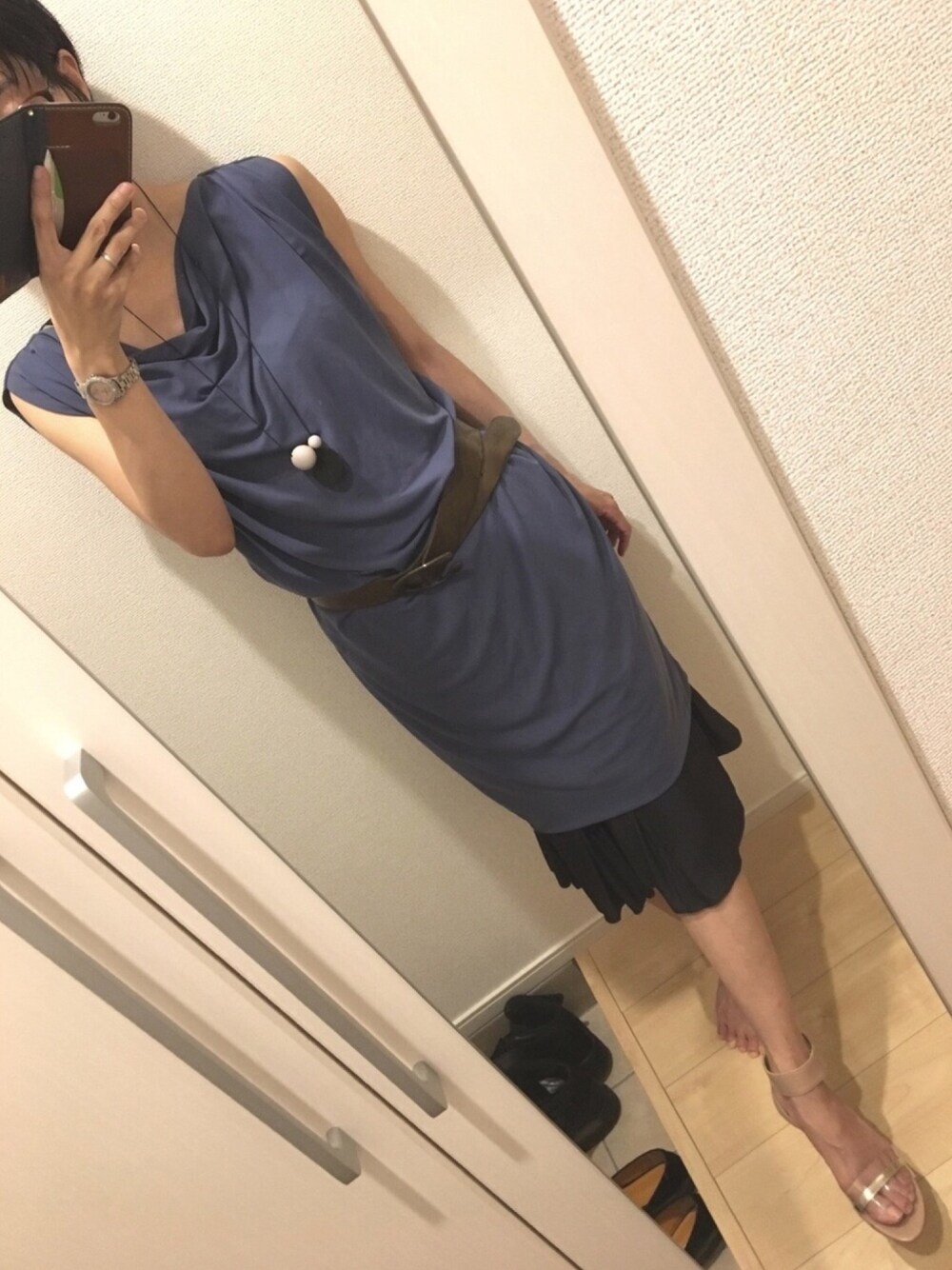パープル系のチュニック、ブルー系のスカート、ピンク系のサンダルを着用したレディースの夏コーディネートの1枚目の写真