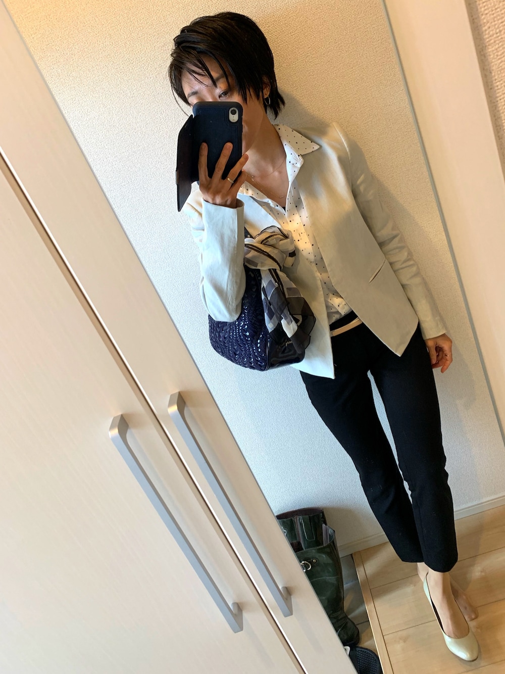 「ディナー、ドット柄、パンツスタイル、モノクロ」｜「theoryのアイテム（ノーカラージャケット、グレー系）」を使った、A(￣▽￣)Aさん（レディース・154cm）の春コーディネートの1枚目の写真