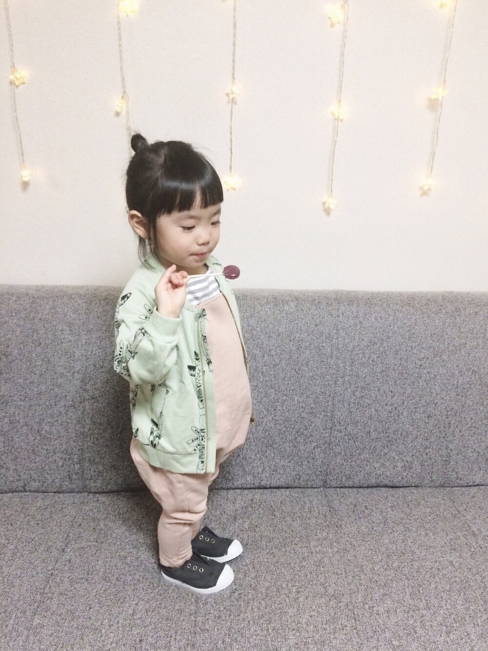 「ボーダー、サロペット、春色コーデ」｜「Mini Rodiniのアイテム（パーカー、グリーン系）」を使った、Omoさん（キッズ・80cm）の冬コーディネートの1枚目の写真