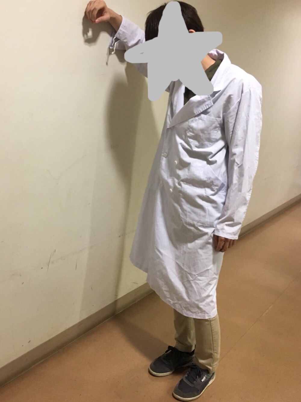 「お洒落さんとつながりたい、オトナカジュアル、スニーカー、シャツスタイル、Tシャツ、スキニーデニム、ootd、ワイドパンツ、キャップ、雨の日コーデ」｜「H&Mのアイテム（ポンチョ、ホワイト系）」を使った、たかしさん（メンズ・174cm）の春コーディネートの1枚目の写真
