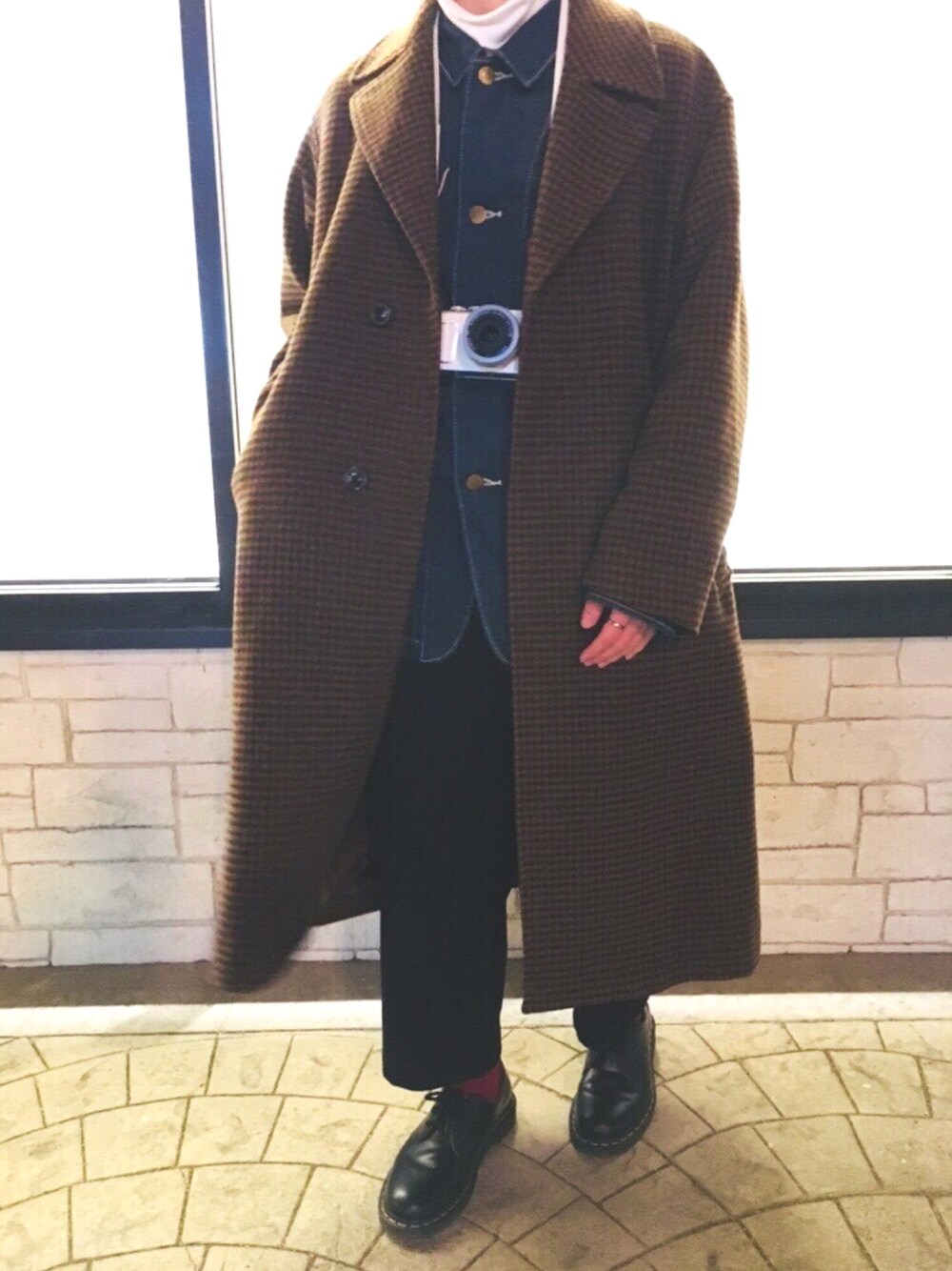 「オーバーサイズ、冬コーデ、ワイドパンツ、キレイめ、コート、おしゃれさんと繋がりたい、UNIQLO、デート、デニム、オトナカジュアル」｜「FREAK'S STOREの尾州ウールコート（ステンカラーコート、ブラウン系）」を使った、ゆずさん（メンズ・165cm）の冬コーディネートの1枚目の写真