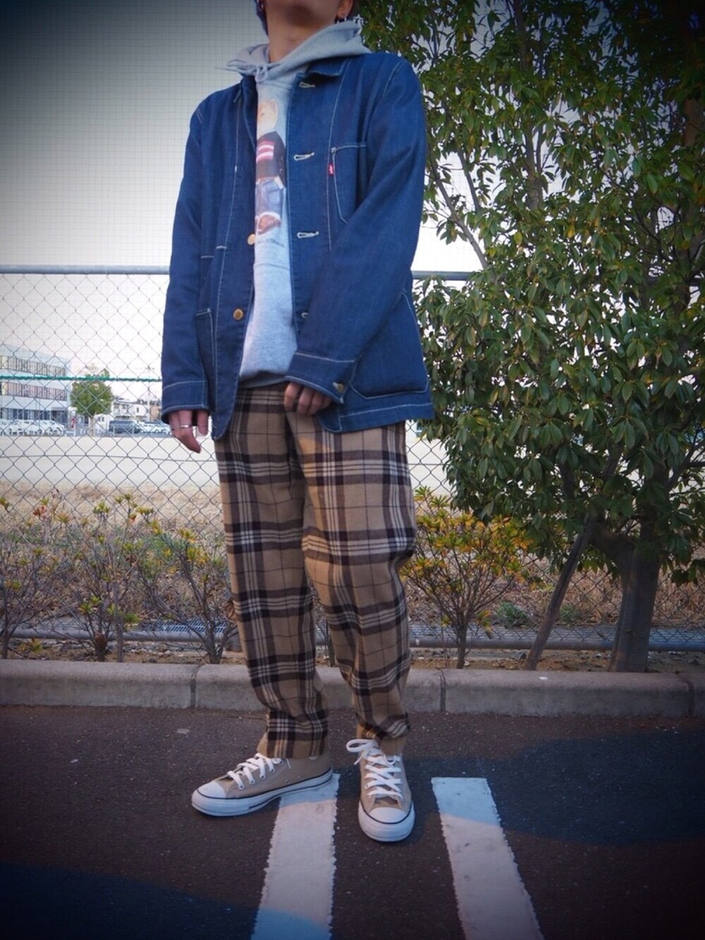 「スニーカー、ゆるコーデ、パーカー、デニムジャケット、チェックパンツ、休日スタイル、FREAK’Ｓ STORE、犬、ベージュ、converse」｜「Levi'sのアイテム（デニムジャケット、ブルー系）」を使った、ゆずさん（メンズ・165cm）の冬コーディネートの1枚目の写真