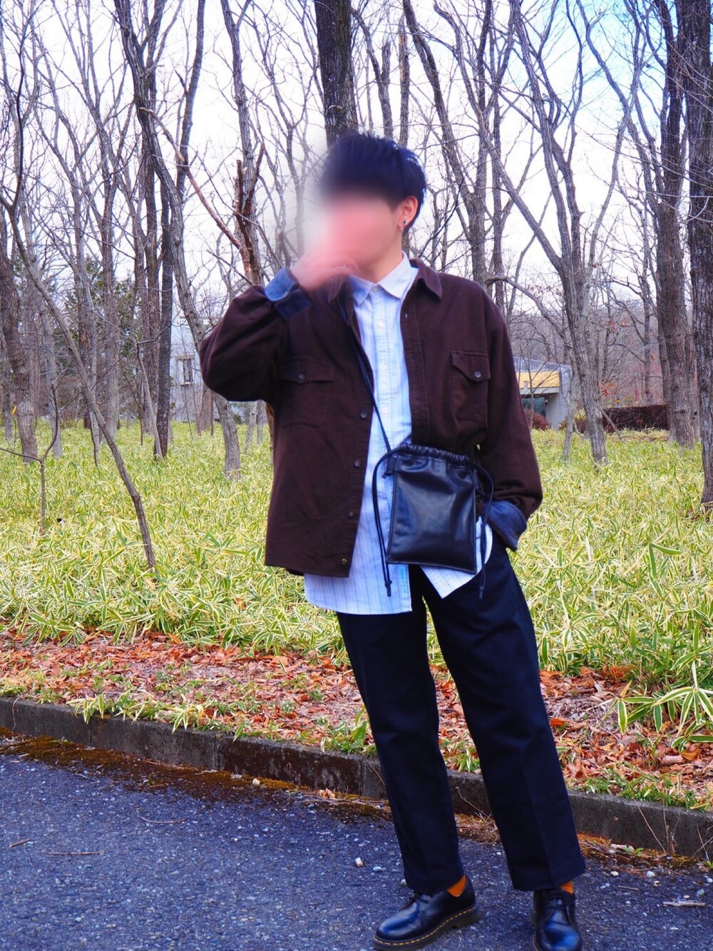 「ワイドパンツ、ベージュ、さむい、コロナに負けない」｜「GLOBAL WORKのストライプＯＸフォードシャツ【汚れが落ちやすい】/858341（シャツ/ブラウス、ベージュ系）」を使った、ゆずさん（メンズ・165cm）の春コーディネートの1枚目の写真