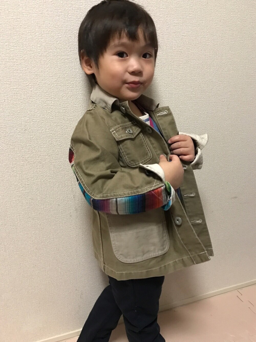 「キッズファッション、カジュアル、シンプル、男の子、オーバーサイズ、ジャケット、ボーダー、3歳」｜「COMECHATTO&CLOSETのソデメキシカンボーダーキリカエカバーオール（カバーオール、ベージュ系）」を使った、sou...iさん（キッズ・90cm）の冬コーディネートの1枚目の写真