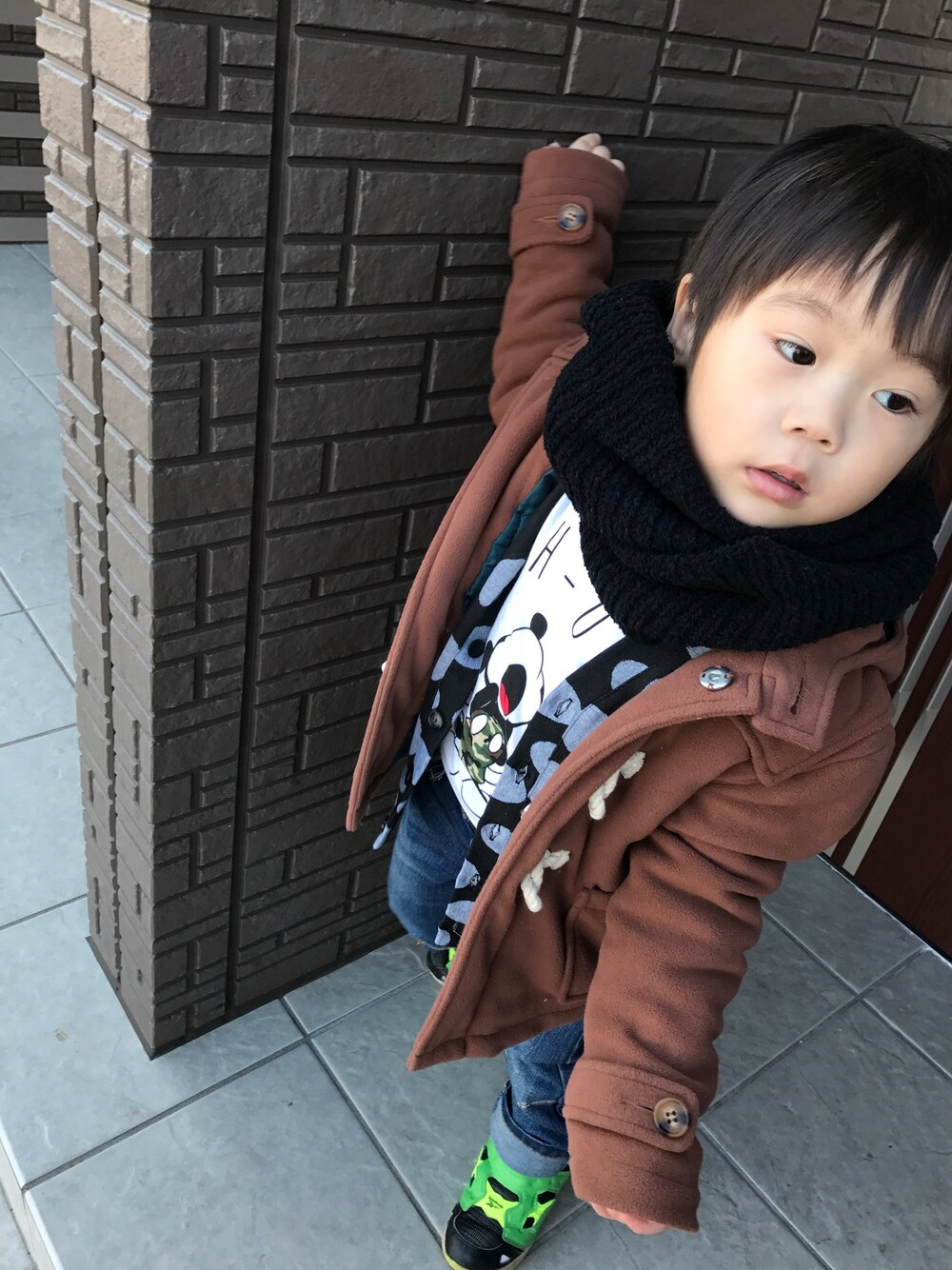 「休日スタイル、ダッフルコート、ビッグシルエット、3歳、男の子」｜「b・ROOMのドットジャカードカーディガン（カーディガン/ボレロ、ブラック系）」を使った、sou...iさん（キッズ・90cm）の冬コーディネートの1枚目の写真