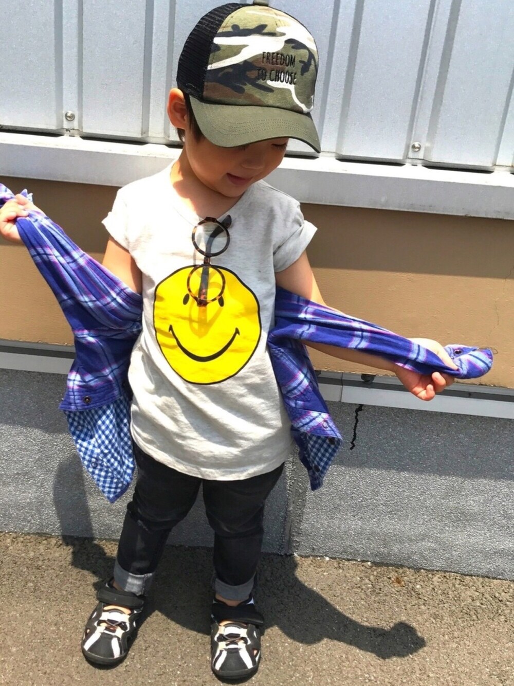 「ドラフトフリークス、夏コーデ、シンプル、休日スタイル、キッズコーデ、デニムパンツ、3歳、おとこのこ」｜「FREAK'S STOREのスマイルTシャツ                        （Tシャツ/カットソー、ベージュ系）」を使った、sou...iさん（キッズ・100cm）の夏コーディネートの1枚目の写真