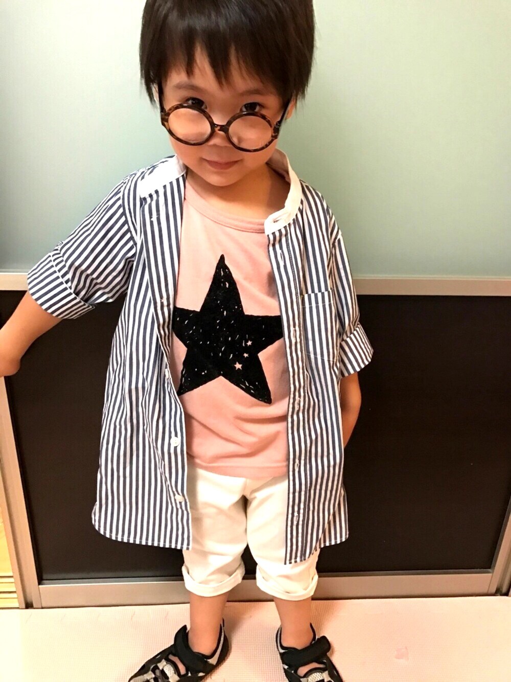 「おとこのこ、カジュアル、Tシャツ、3歳、ロングシャツ、ストライプ、丸メガネ、しろパン、グローバルワーク(GLOBAL WORK)、ブランシェス」｜「RODEO CROWNS WIDE BOWLのキッズ サークル グラス（サングラス、ブラウン系）」を使った、sou...iさん（キッズ・100cm）の夏コーディネートの1枚目の写真