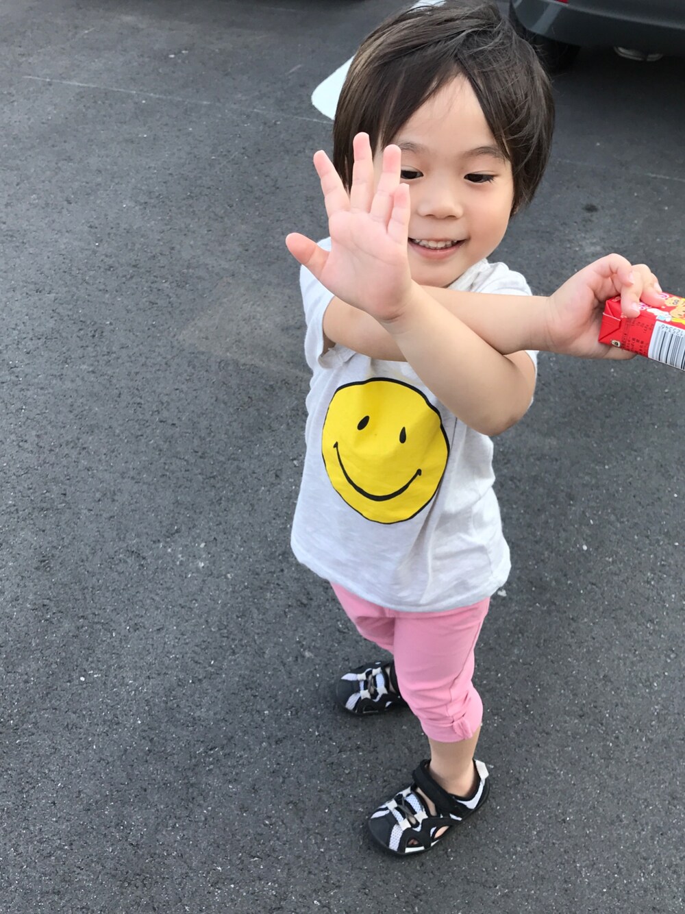 「夏コーデ、カジュアル、シンプル、3歳、男の子」｜「FREAK'S STOREのスマイルTシャツ                        （Tシャツ/カットソー、ベージュ系）」を使った、sou...iさん（キッズ・100cm）の夏コーディネートの1枚目の写真