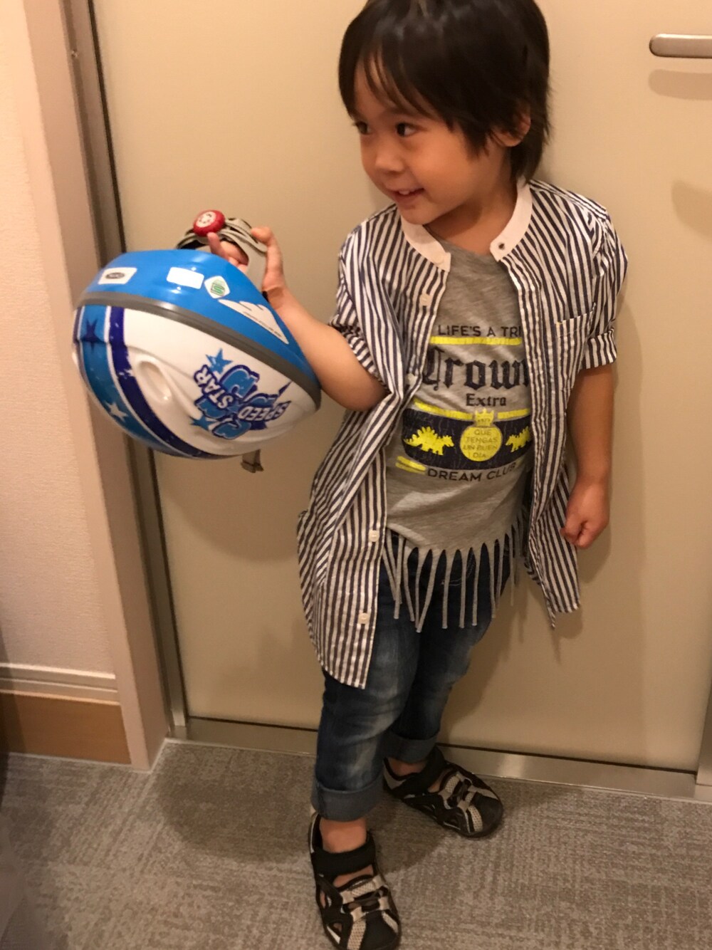 「夏コーデ、カジュアル、デニムパンツ、ロングシャツ、男の子、3歳」｜「RODEO CROWNS WIDE BOWLのクラウジング フリンジタンクトップ（タンクトップ、グレー系）」を使った、sou...iさん（キッズ・100cm）の夏コーディネートの1枚目の写真