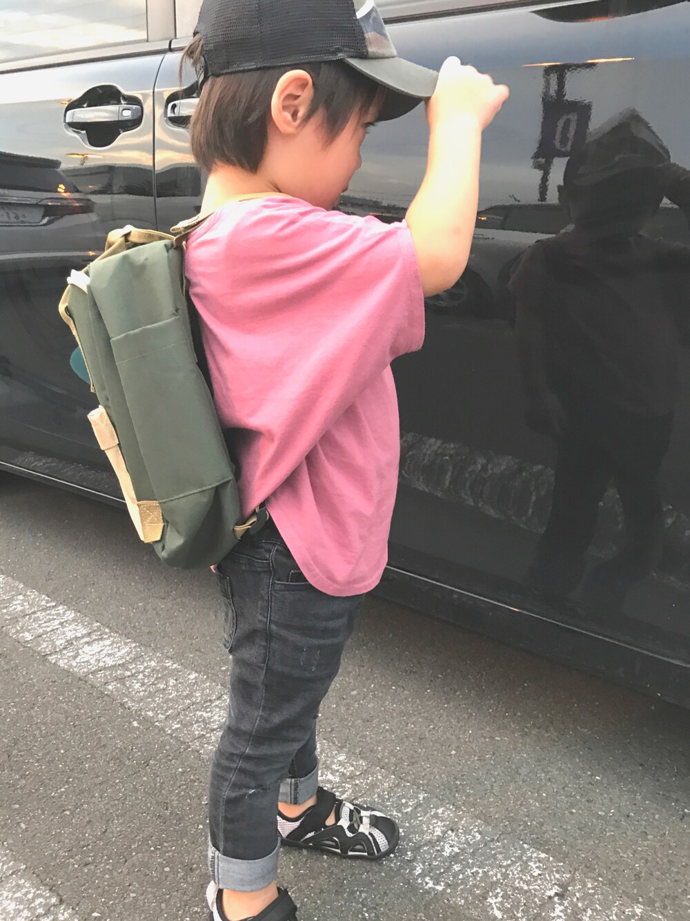 「キッズコーデ、おとこのこ、黒スキニー、3歳」｜「antiquaのVネックシンプルドルマントップス（Tシャツ/カットソー、ピンク系）」を使った、sou...iさん（キッズ・100cm）の秋コーディネートの1枚目の写真