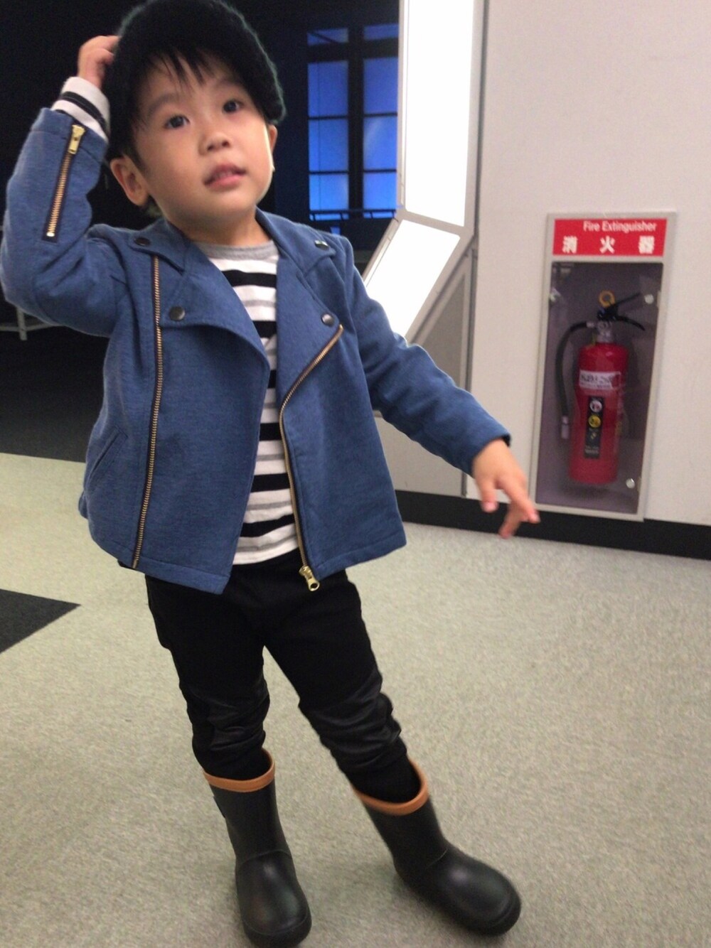 「雨の日コーデ、キッズ、男の子コーデ、ボーダー、3歳」｜「3coinsのアイテム（キャップ、ブラック系）」を使った、sou...iさん（キッズ・100cm）の秋コーディネートの1枚目の写真