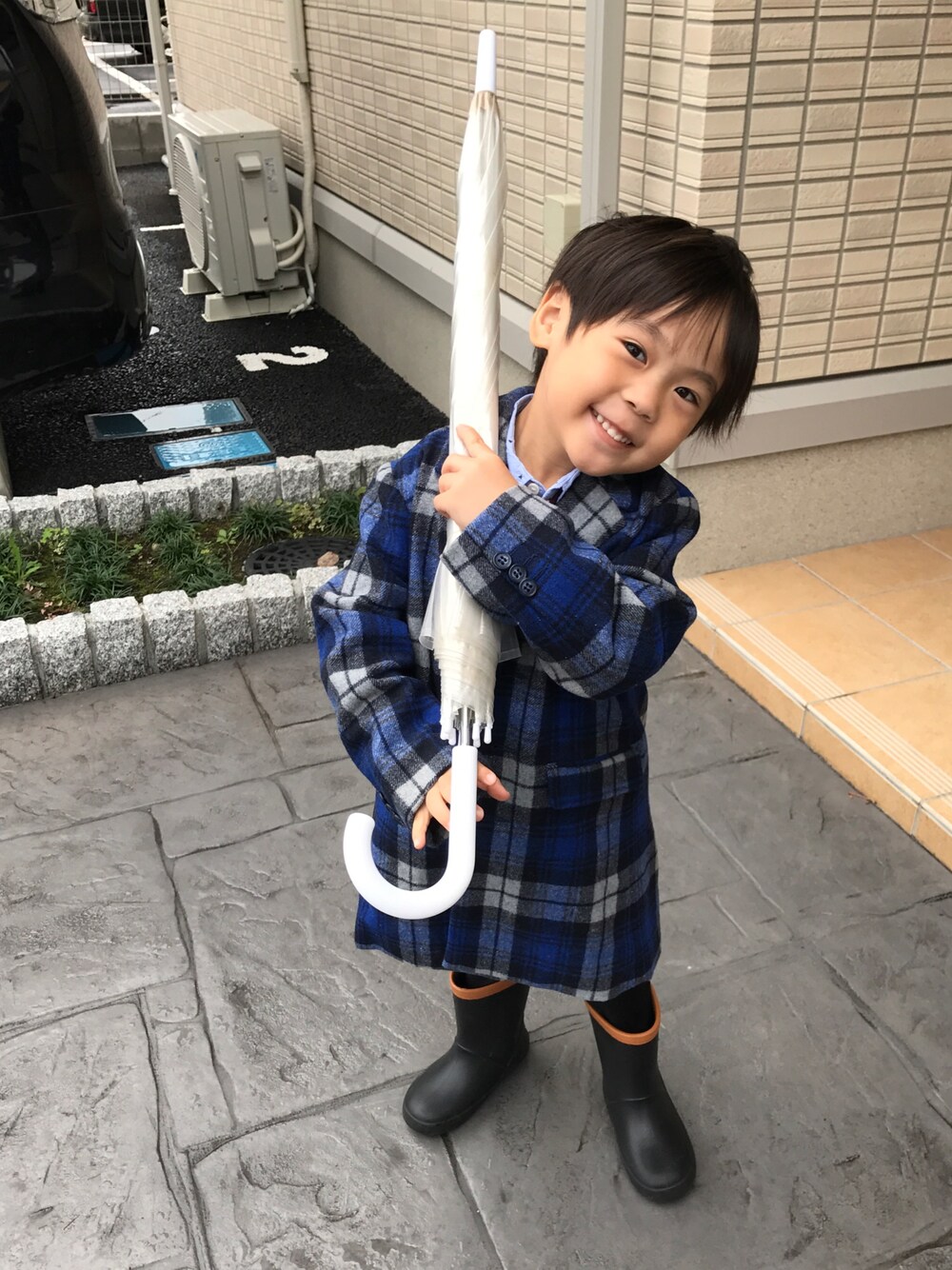 「キッズコーデ、幼稚園願書、面接、雨の日コーデ、3歳、チェック、コート、男の子」｜「CIAOPANIC TYPYの【WEB限定】キッズレインブーツ（レインシューズ、ブラック系）」を使った、sou...iさん（キッズ・100cm）の秋コーディネートの1枚目の写真