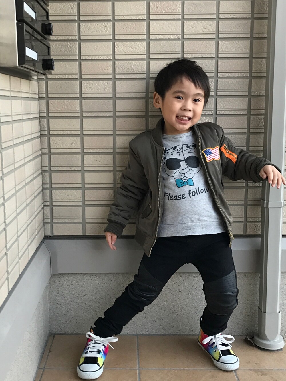 「スニーカー、おとこのこ、4歳、コンバース、ロデオクラウンズ」｜「RODEO CROWNS WIDE BOWLのRCK MA-1（ブルゾン、グリーン系）」を使った、sou...iさん（キッズ・100cm）の冬コーディネートの1枚目の写真