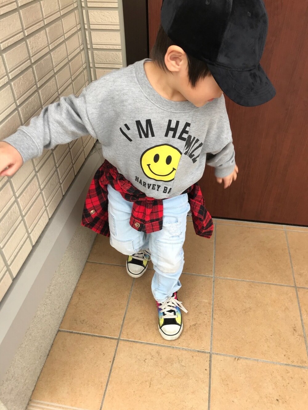 「キッズファッション、シンプル、おしゃれさんと繋がりたい、コンバース、カジュアル、4歳、男の子、キャップ、ライトオン」｜「Right-onの【SMILEY】スマイリーリメイクトレーナー（スウェット、グレー系）」を使った、sou...iさん（キッズ・100cm）の春コーディネートの1枚目の写真