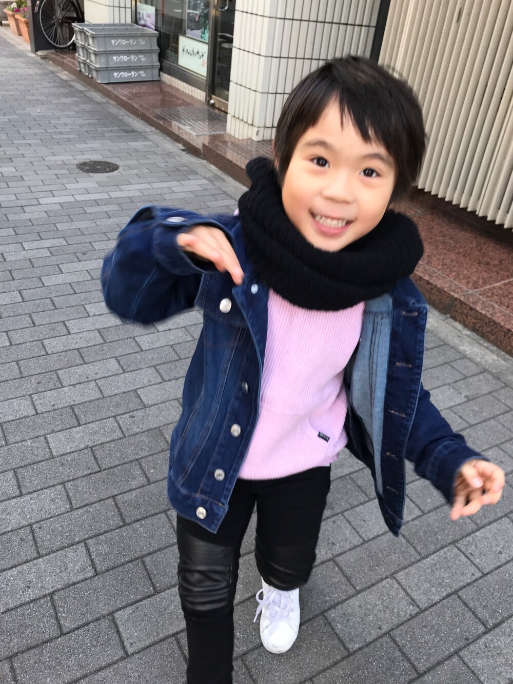 「デニムジャケット、デニムジャケット×パーカー、男の子、5歳、年中」｜「F.O.KIDSのワッフルパーカー（パーカー、ピンク系）」を使った、sou...iさん（キッズ・100cm）の冬コーディネートの1枚目の写真