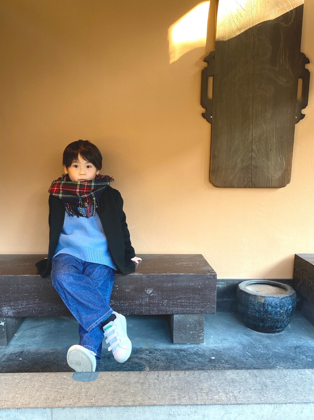 「キッズファッション、カジュアルコーデ、息子コーデ、デニム、6歳、男の子、年長」｜「こども ビームスの【一部予約】 Smoothy / 16 リングマフラー（ストール/ショール、ブラック系）」を使った、sou...iさん（キッズ・110cm）の冬コーディネートの1枚目の写真