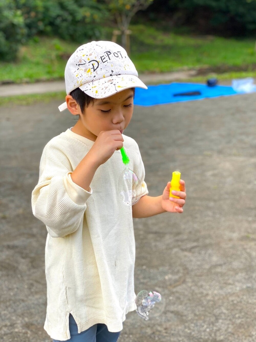 「秋コーデ、キッズファッション、白ニット、ホワイトコーデ、シンプル、6歳、男の子」｜「CIAOPANIC TYPYの【KIDS】【つむぱぱ×CIAOPANIC TYPY】コラボ デニムDIYキャップ（キャップ、ホワイト系）」を使った、sou...iさん（キッズ・110cm）の秋コーディネートの1枚目の写真