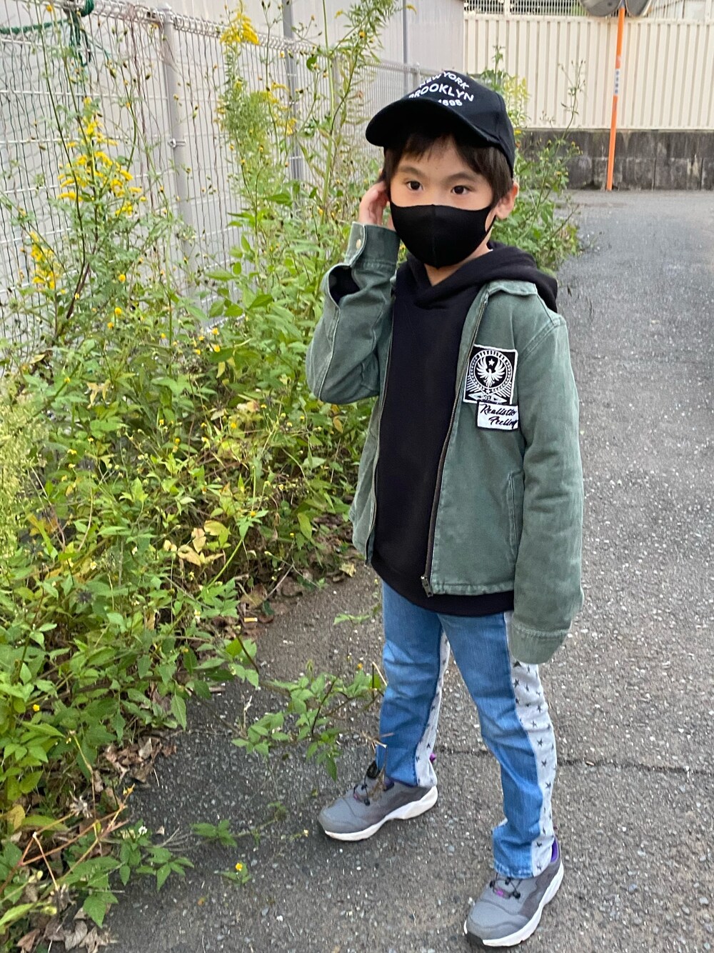 「プチプラ、キッズファッション、カジュアルコーデ、男の子、6歳、小学１年生」｜「RAD CUSTOMのRAD CUSTOM/【カタログ掲載】インレイ硫化染め加工ワークジャケット（その他アウター、グリーン系）」を使った、sou...iさん（キッズ・110cm）の秋コーディネートの1枚目の写真