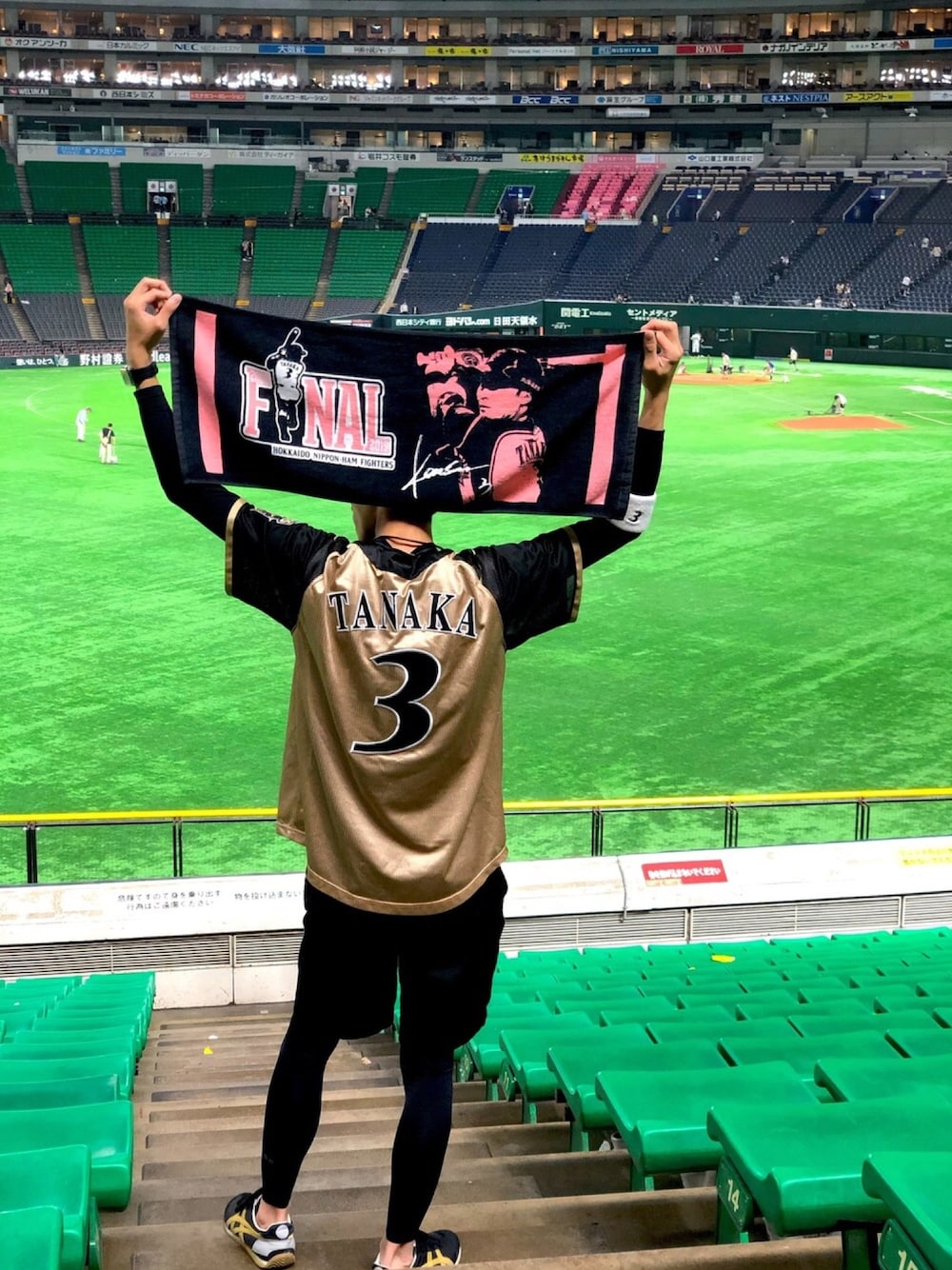 「福岡、ヤフオクドーム、日本ハム、田中賢介、お疲れ様でした、スポーツミックス、アクティブ、Apple Watch、UNIQLO、Onitsuka Tiger」｜「北海道日本ハムファイターズのアイテム（スポーツグッズ、ブラック系）」を使った、ゆうや。さん（メンズ・173cm）の秋コーディネートの1枚目の写真