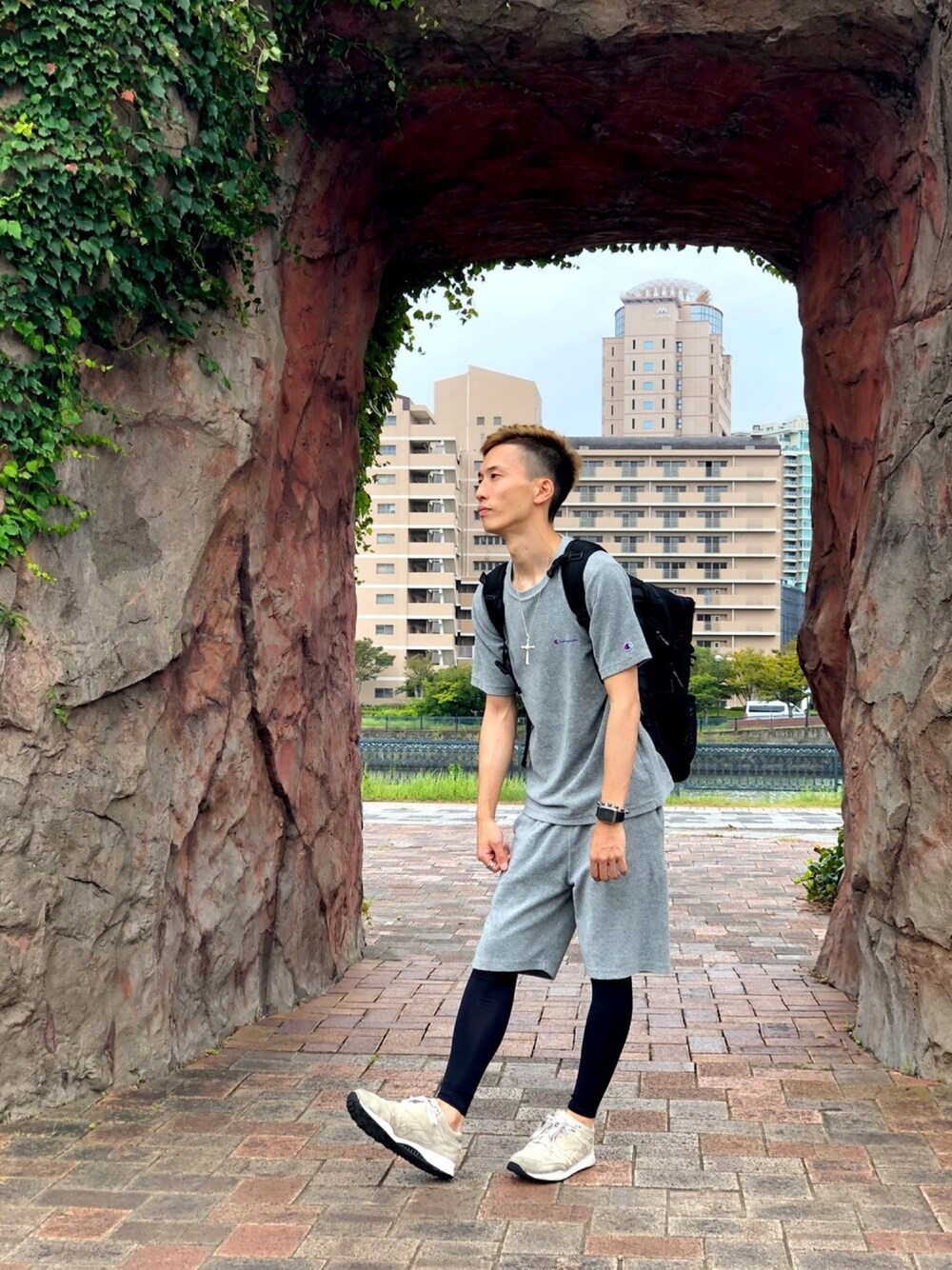 「夏秋ミックス、セットアップ、リュック、スニーカー、CRAZY JET、Champion、FREAK’Ｓ STORE、Apple Watch、UNIQLO、reebok」｜「CRAZY JETのSVCJプレーンクロス(Lサイズ)（ネックレス、シルバー系）」を使った、ゆうや。さん（メンズ・173cm）の秋コーディネートの1枚目の写真