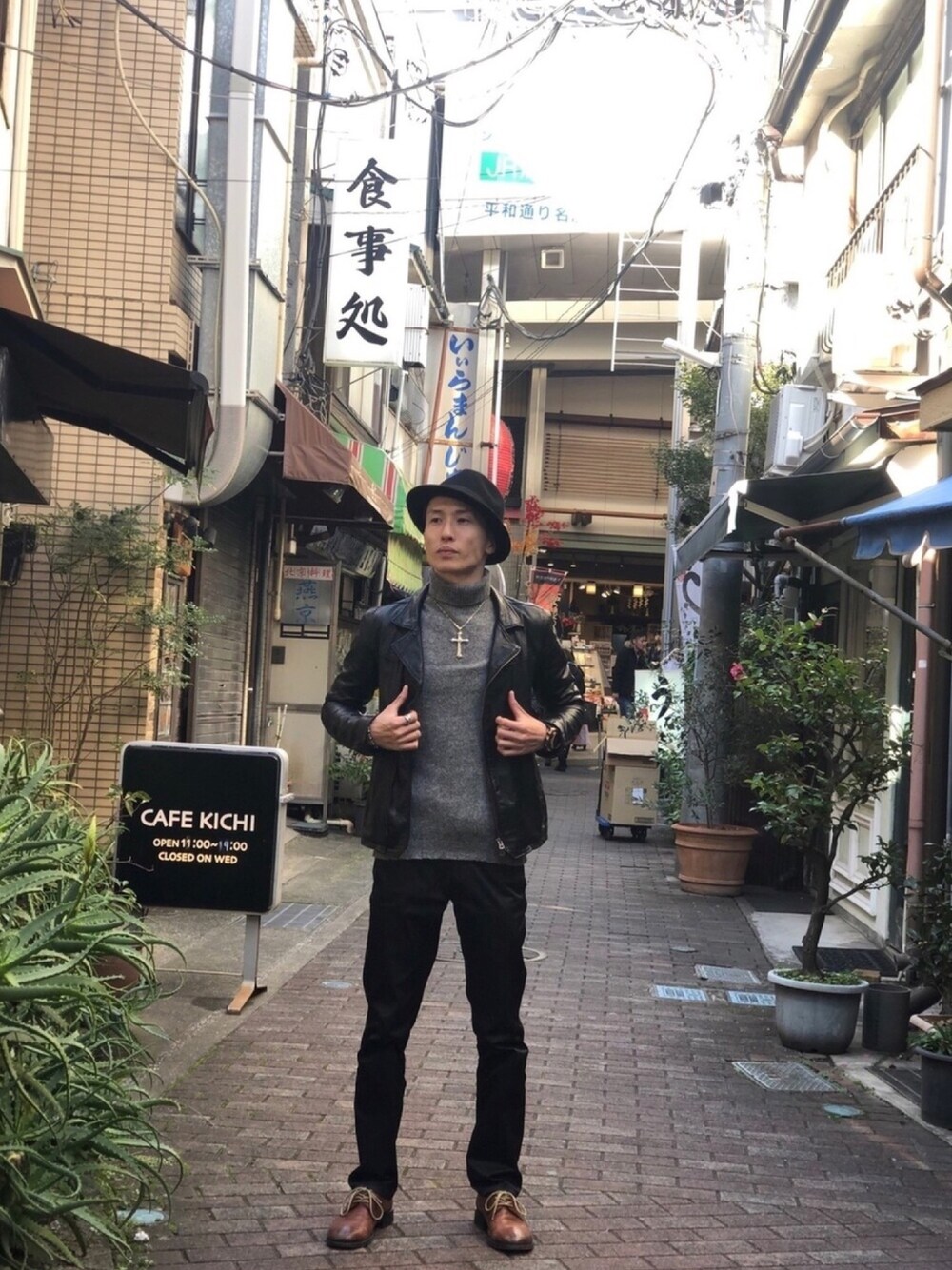 「熱海、秋のコーデ、ハット、ダブルライダース、ドレスシューズ、CRAZYJET、nano・universe、shama、comme ca ism、PADRONE」｜「CHELSEA New Yorkのアイテム（ハット、ブラック系）」を使った、ゆうや。さん（メンズ・173cm）の冬コーディネートの1枚目の写真