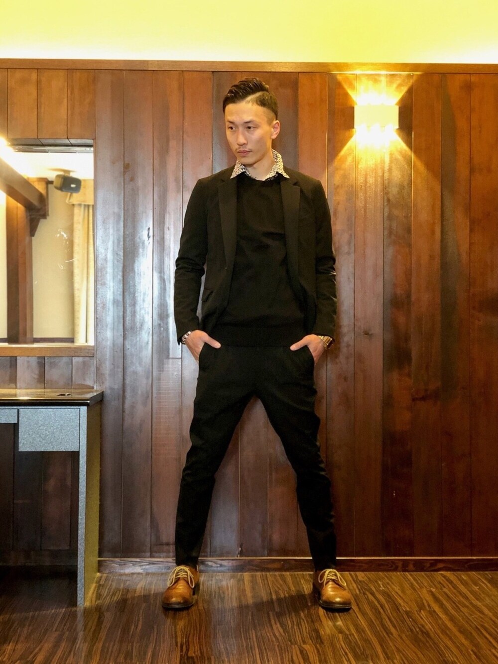 「大人コーデ、ブラックコーデ、キレイめ、ジャケット、nano・universe、ダメリーノ、united arrows、UNIQLO、gshock、PADRONE」｜「NANO universeのダメリーノ　ハイテンションツイル　セットアップ（テーラードジャケット、ブラック系）」を使った、ゆうや。さん（メンズ・173cm）の春コーディネートの1枚目の写真