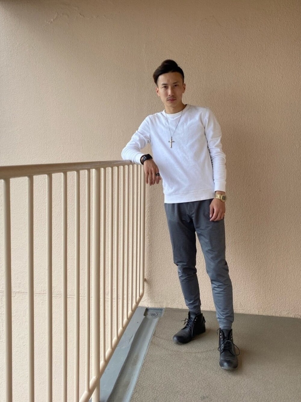 「春夏コーデ、ブーツ、CRAZY JET、H&M、gshock、Apple Watch、チャイハネ、journal standard、PADRONE、俺たちに明日はある」｜「CRAZY JETのSVCJプレーンクロス(Lサイズ)（ネックレス、シルバー系）」を使った、ゆうや。さん（メンズ・173cm）の春コーディネートの1枚目の写真