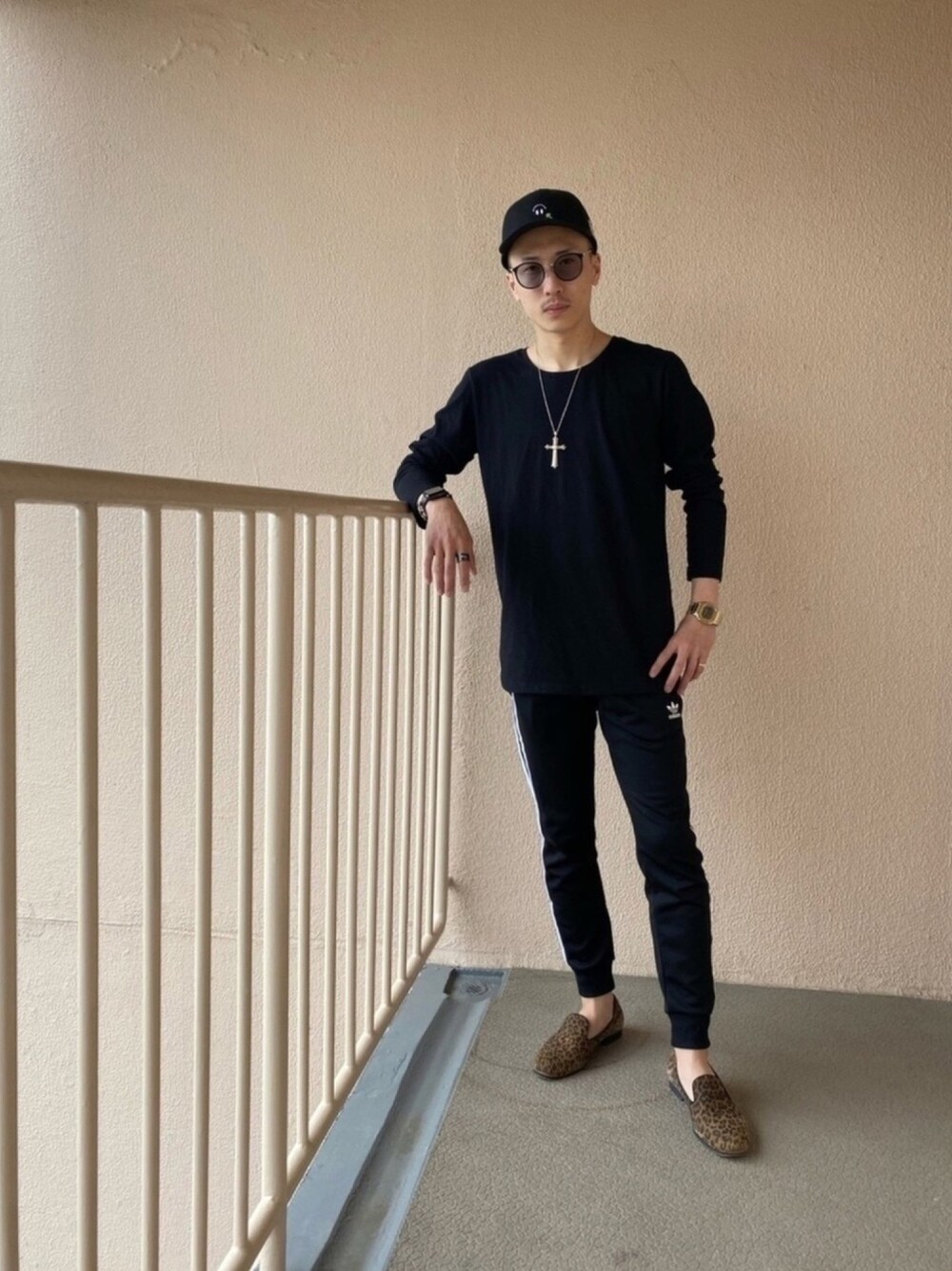「シンプルコーデ、ジャージ、RAF SIMONS、JINS、CRAZY JET、gshock、Apple Watch、comme ca ism、adidas、SHIPS JET BLUE」｜「RAF SIMONSのアイテム（キャップ、ブラック系）」を使った、ゆうや。さん（メンズ・173cm）の夏コーディネートの1枚目の写真