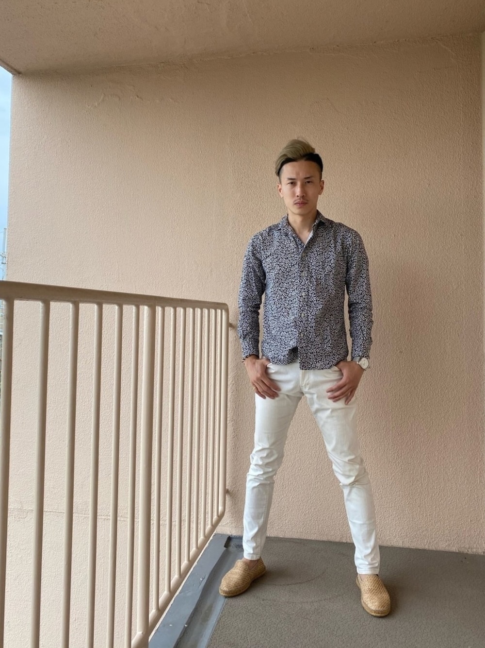 「夏コーデ、白パンツ、シャツスタイル、スリッポン、united arrows、gagamilano、チャイハネ、comme ca ism、EDIFICE、gaimo」｜「UNITED ARROWSのA DAY IN THE LIFE（シャツ/ブラウス、その他）」を使った、ゆうや。さん（メンズ・173cm）の夏コーディネートの1枚目の写真