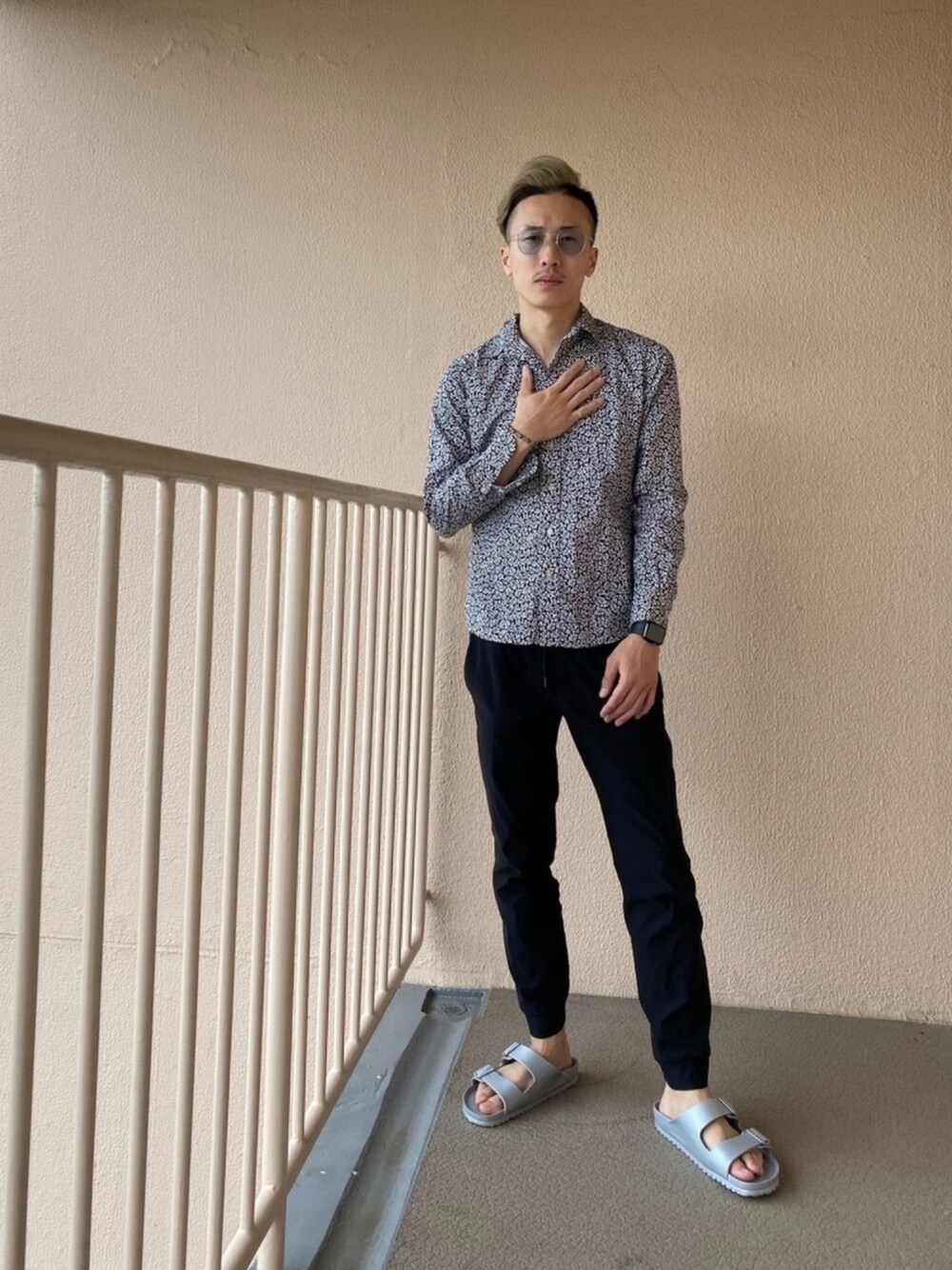 「夏コーデ、休日スタイル、シャツスタイル、ジョガーパンツ、サンダル、JINS、united arrows、Apple Watch、comme ca ism、birkenstock」｜「UNITED ARROWSのA DAY IN THE LIFE（シャツ/ブラウス、その他）」を使った、ゆうや。さん（メンズ・173cm）の夏コーディネートの1枚目の写真