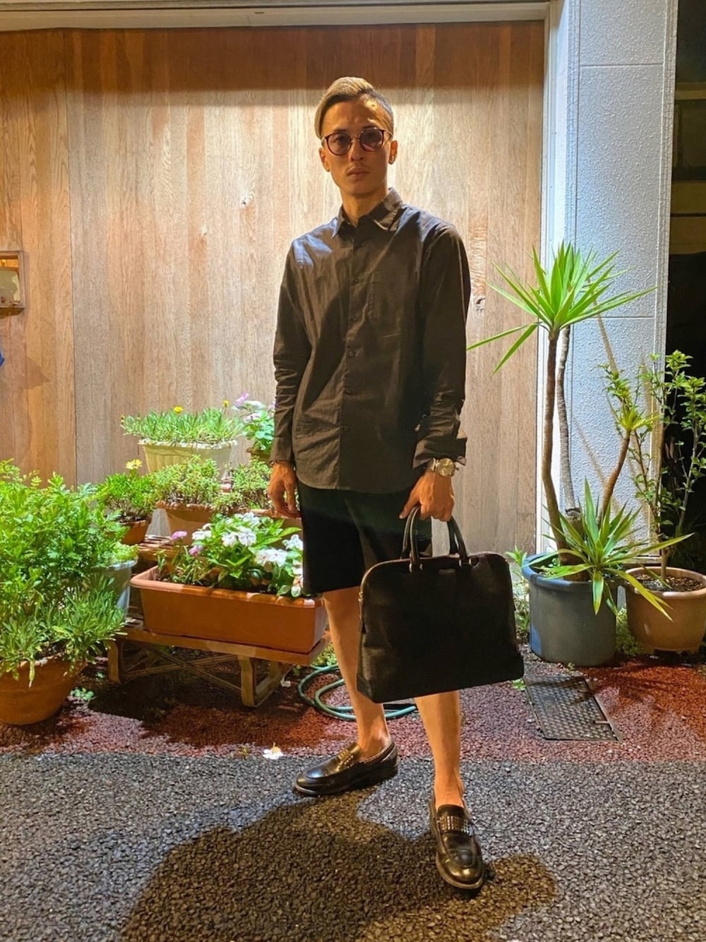 「シャツスタイル、大人コーデ、ローファー、JINS、comme ca ism、gagamilano、aniary、nano・universe、CAMINANDO、ショートパンツ」｜「JINSの【Combination Airframe -refine- 】（メガネ、ブラック系）」を使った、ゆうや。さん（メンズ・173cm）の夏コーディネートの1枚目の写真