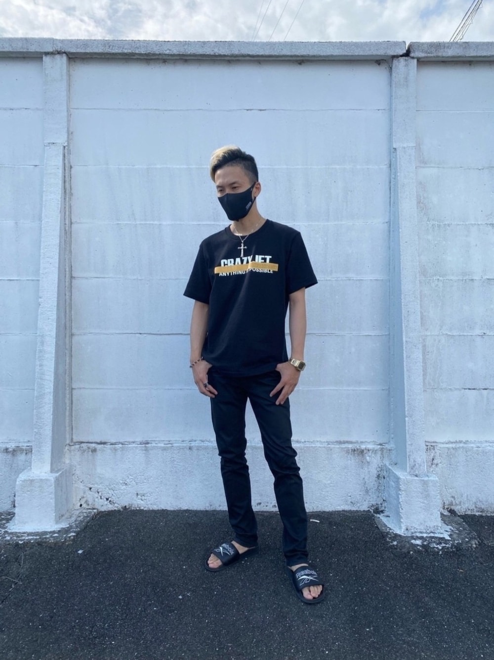 「清木場俊介、マスク、Tシャツ、デニム、サンダル、CRAZY JET、gshock、handmade、comme ca ism、reebok」｜「CRAZY JETのアイテム（マスク、ブラック系）」を使った、ゆうや。さん（メンズ・173cm）の秋コーディネートの1枚目の写真