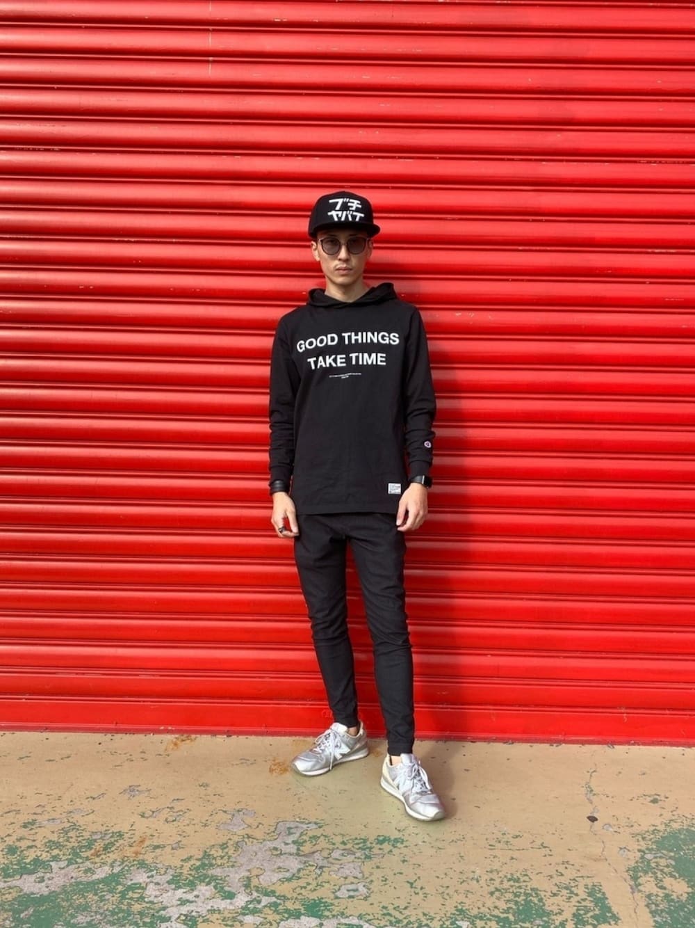 「秋のコーデ、ワントーンコーデ、休日スタイル、キャップ、パーカー、スニーカー、CRAZY JET、Champion、Apple Watch、New Balance」｜「CRAZY JETのアイテム（帽子、ブラック系）」を使った、ゆうや。さん（メンズ・173cm）の秋コーディネートの1枚目の写真
