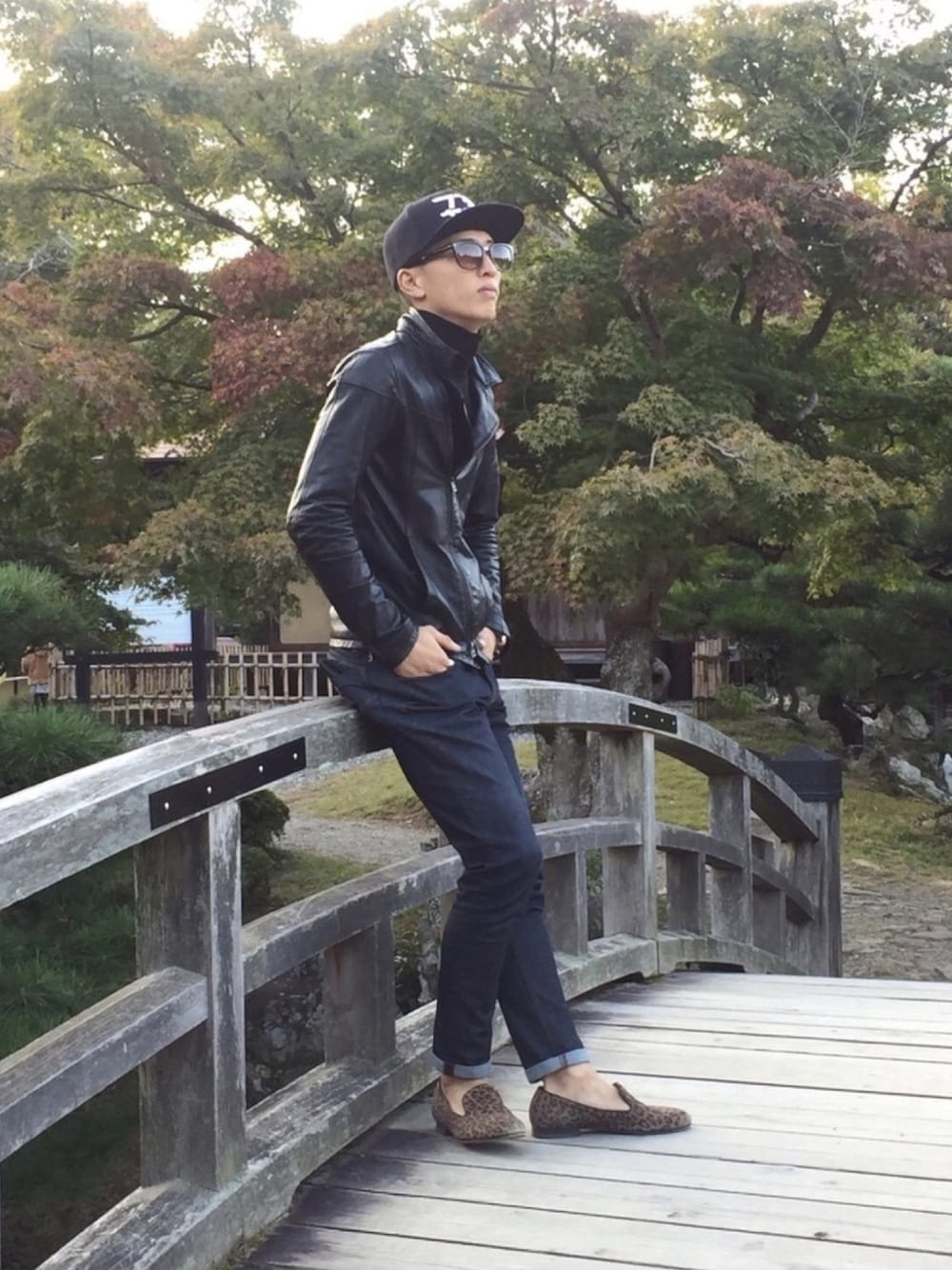 「レザーLOVEスナップ、秋コーデ、大人コーデ、ブラック、シンプル、キャップ、レオパード、CRAZY JET、TOMFORD、nano・universe」｜「CRAZY JETのアイテム（帽子、ブラック系）」を使った、ゆうや。さん（メンズ・173cm）の秋コーディネートの1枚目の写真