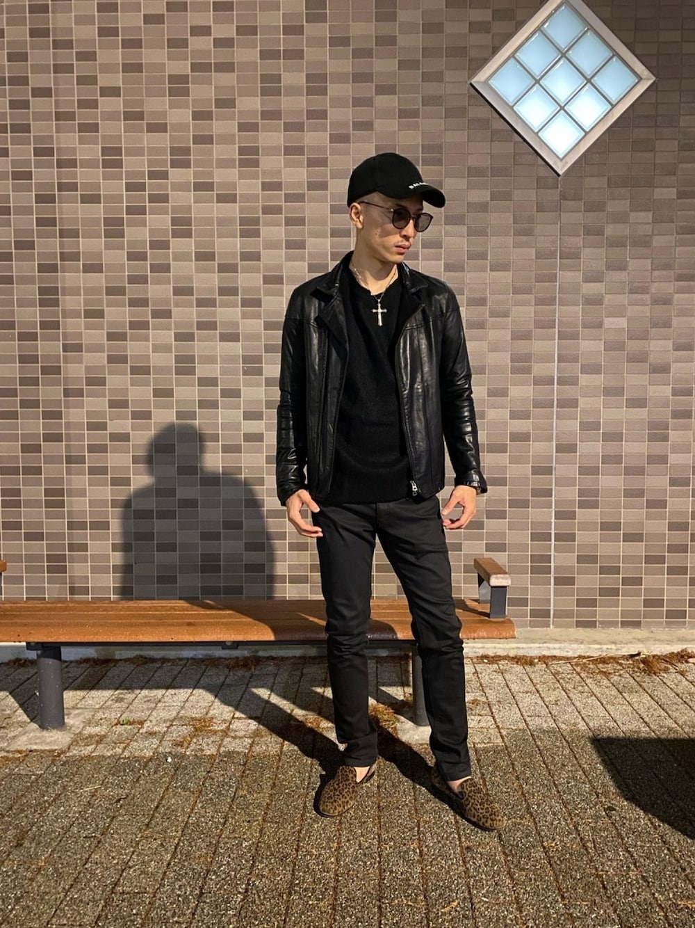 「レザーLOVEスナップ、秋コーデ、大人コーデ、黒、キャップ、レザージャケット、デニム、ローファー、BALENCIAGA、nano・universe」｜「BALENCIAGAのL59（キャップ、ブラック系）」を使った、ゆうや。さん（メンズ・173cm）の秋コーディネートの1枚目の写真