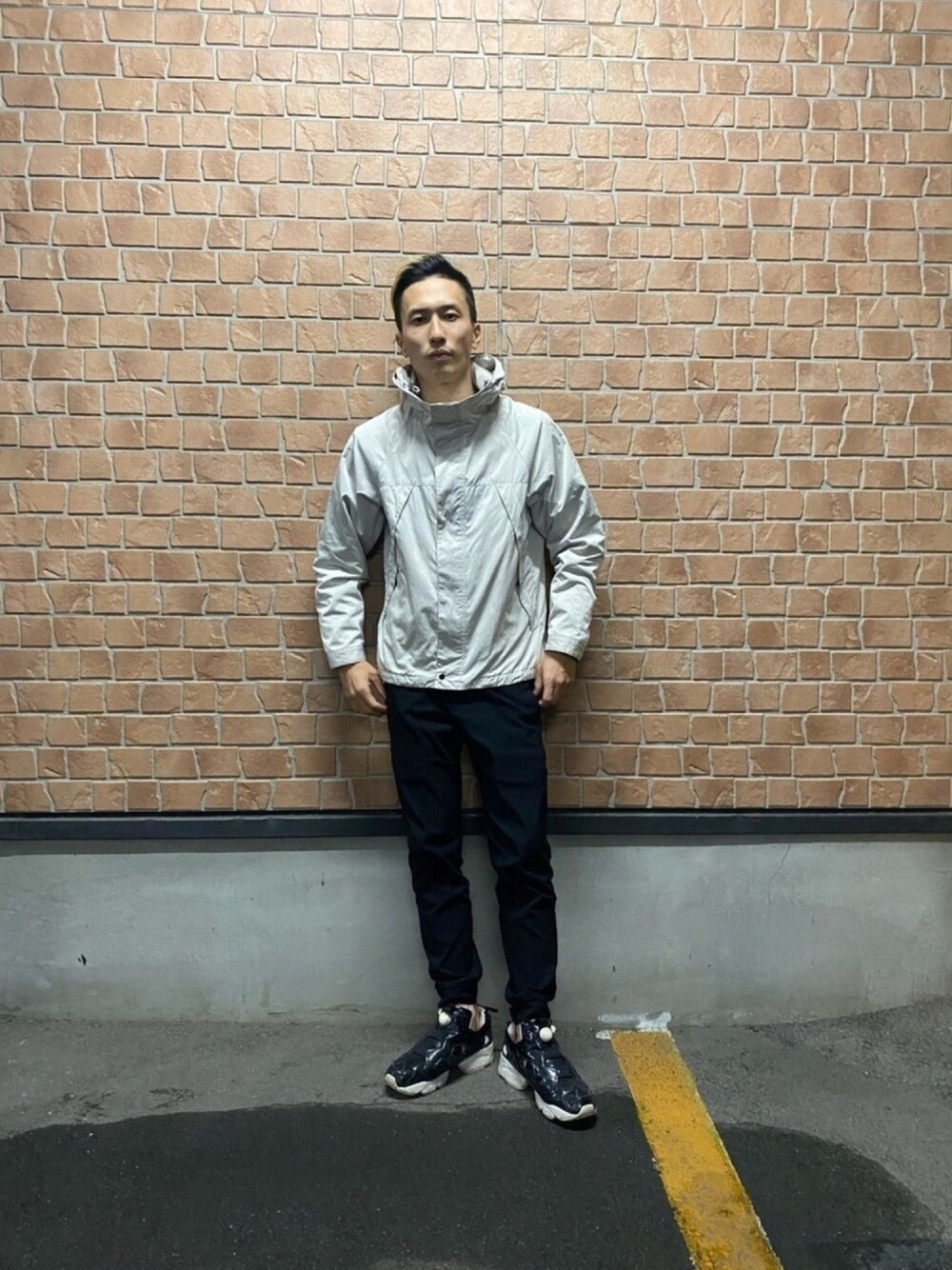 「シンプルコーデ、休日スタイル、ラフ、マウンテンパーカー、グレー、スニーカー、ジョガーパンツ、comme ca ism、Apple Watch、Onitsuka Tiger」｜「COMME CA ISMの47-24BS01（マウンテンパーカー、シルバー系）」を使った、ゆうや。さん（メンズ・173cm）の秋コーディネートの1枚目の写真