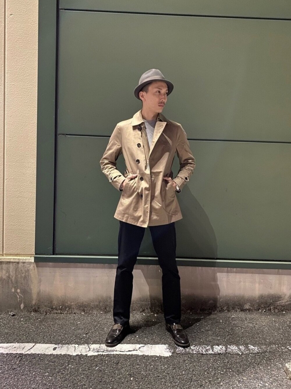 「年末WEAR感謝祭、冬コーデ、休日コーデ、ユニクロ、トレンチコート、セーター、革靴、ローファー、nano・universe、comme ca ism」｜「CHELSEA New Yorkのアイテム（ハット、グレー系）」を使った、ゆうや。さん（メンズ・173cm）の冬コーディネートの1枚目の写真