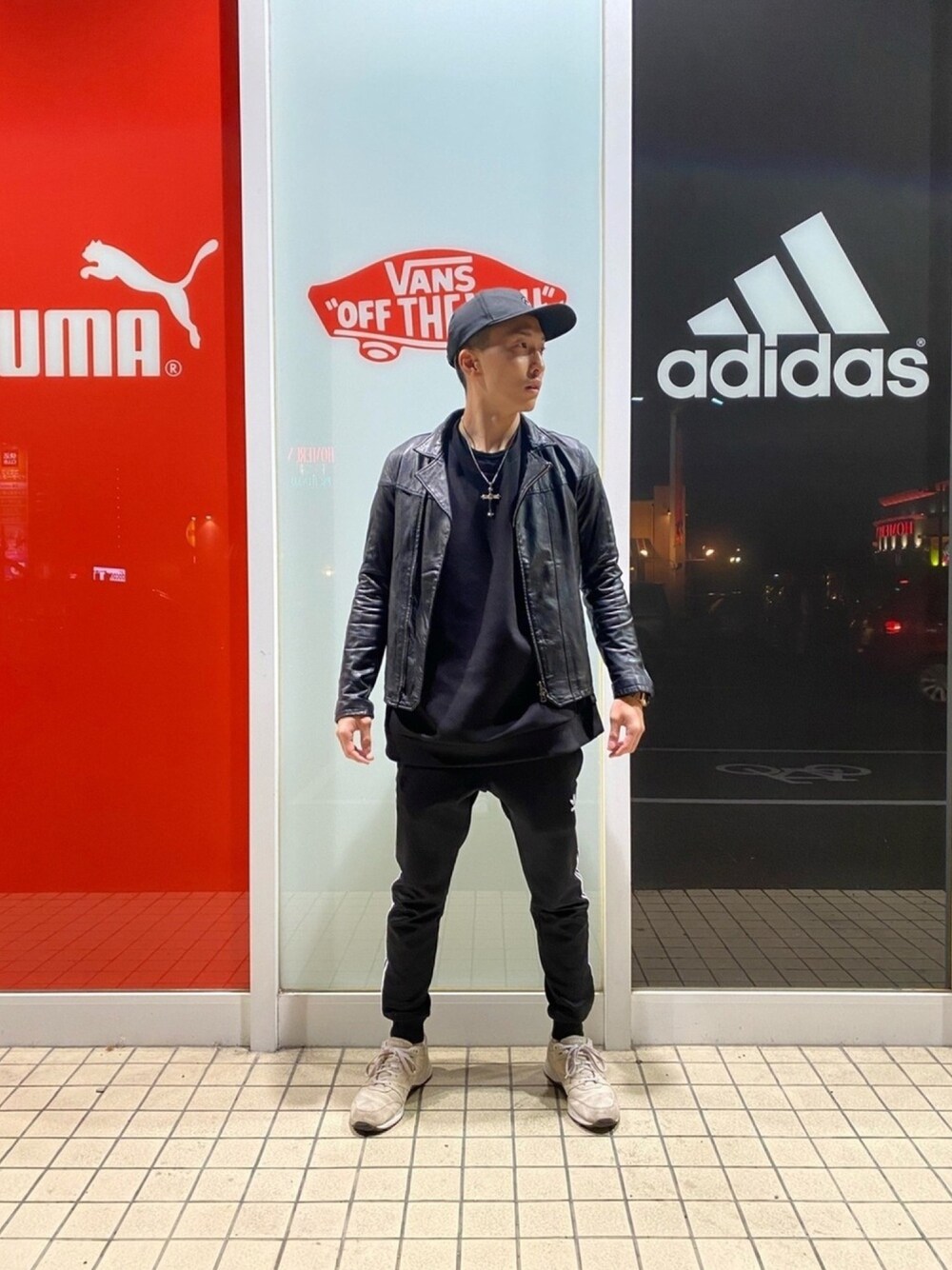 「シンプル、レザージャケット、休日スタイル、キャップ、スニーカー、GU、黒、スウェット、RAF SIMONS、reebok」｜「RAF SIMONSのアイテム（キャップ、ブラック系）」を使った、ゆうや。さん（メンズ・173cm）の冬コーディネートの1枚目の写真